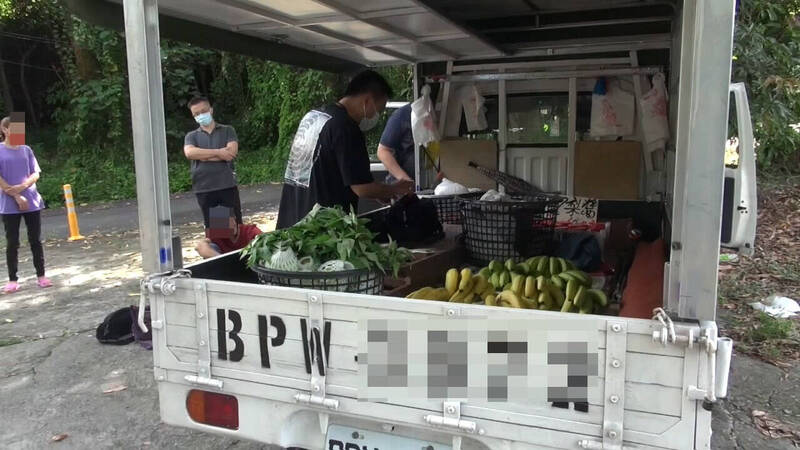 警方掌握證據後，先逮捕藥腳，接著搜索陳姓夫妻賣水果的小貨車。（警方提供）