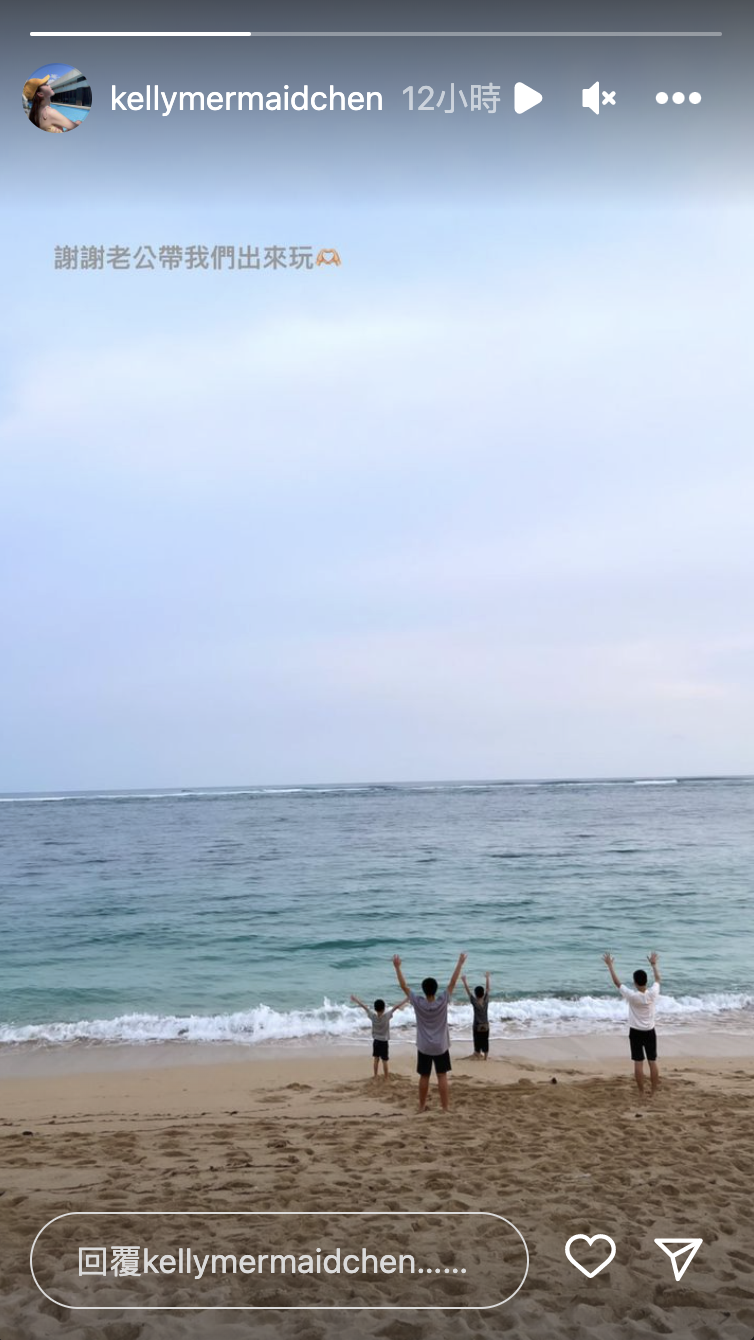 林志穎(右一)與3個兒子出國享受藍天與海。(翻攝陳若儀IG)