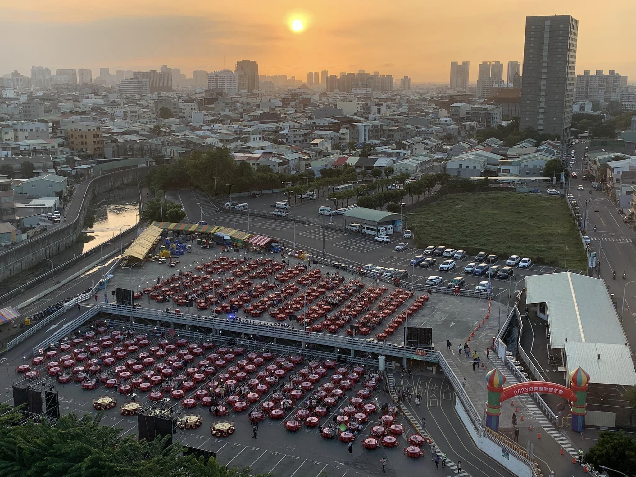 陳志金醫師在臉書貼出忘年會辦桌的壯觀畫面。（翻攝自陳志金臉書）