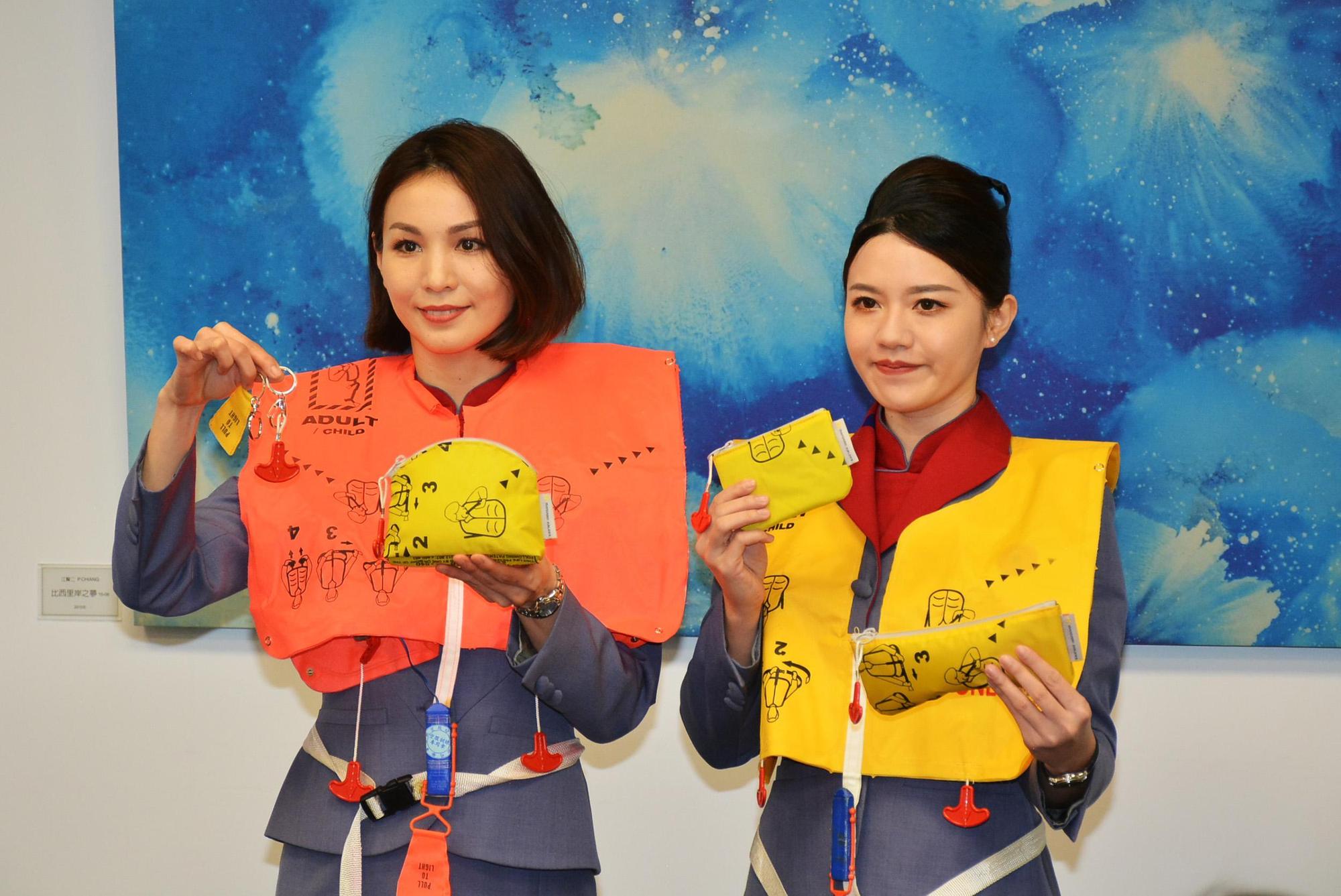 華信航空善用除役ERJ客機全新救生衣材料，重新打造環保時尚旅行小包。（華信航空提供）