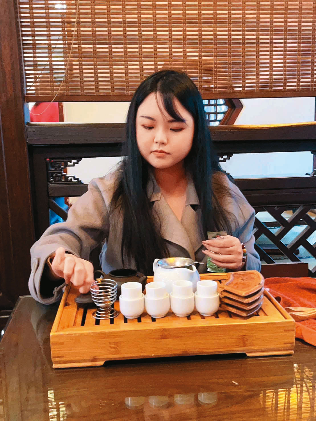 28歲的黃詩婷(圖)繼承媽媽的靈媒事業,同時開創品茶論命之法。(黃詩婷提供)