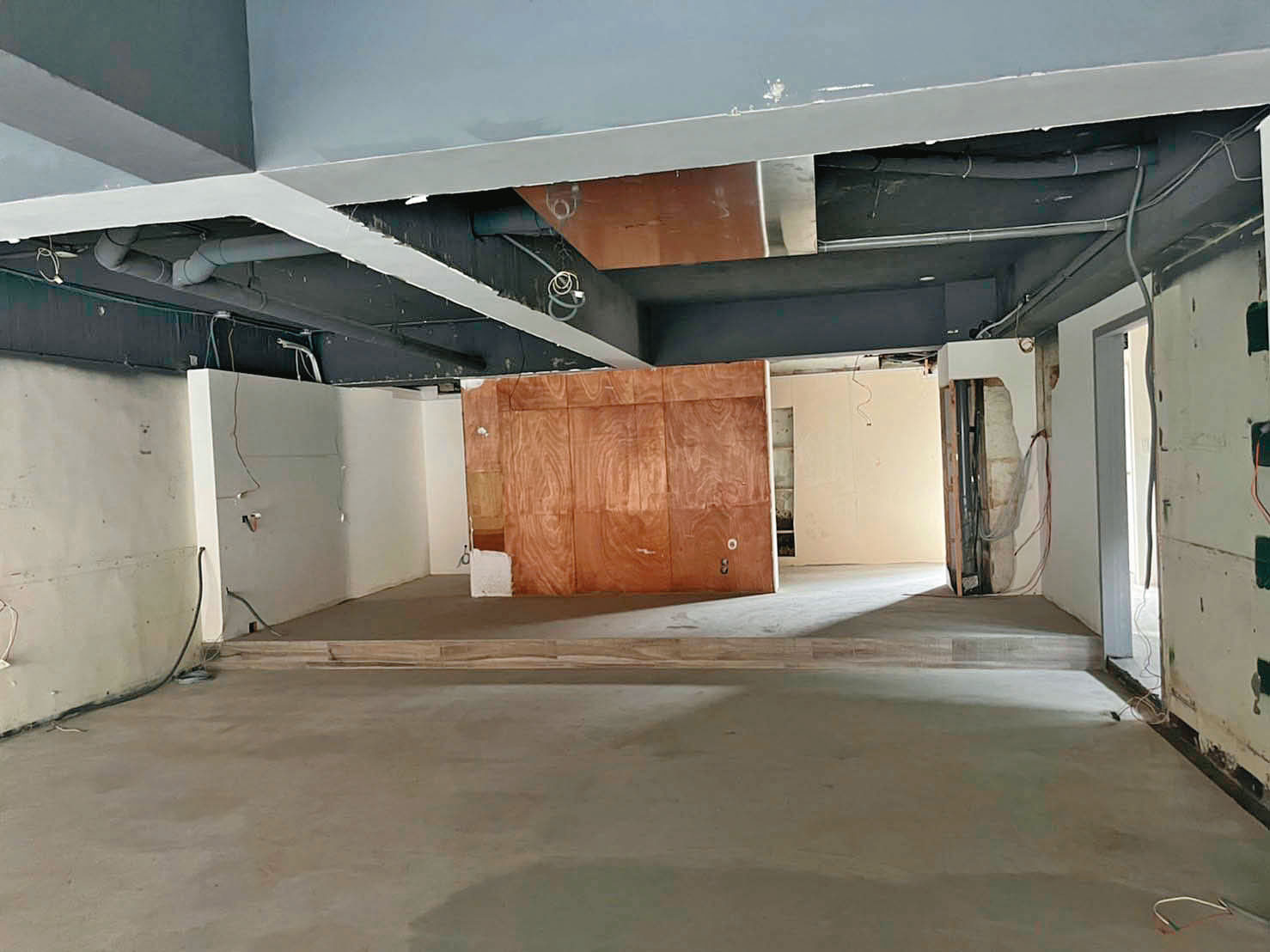 正妹靈媒黃詩婷承租的店面面積30多坪，月租金8萬8千元。（黃詩婷提供）