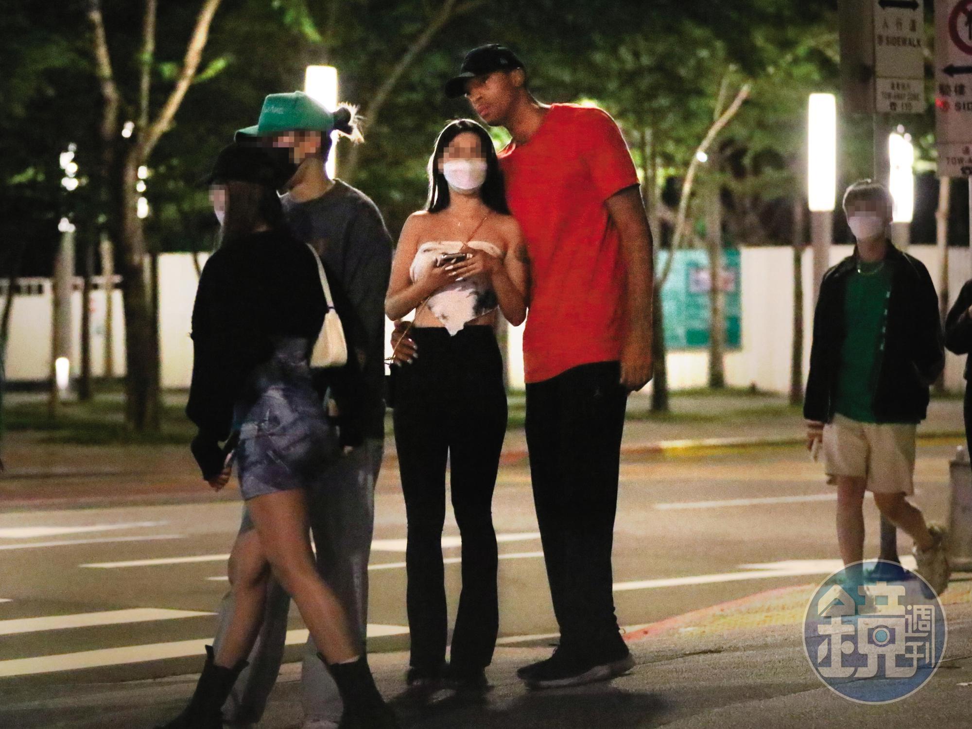 戴維斯被爆已婚變,本刊直擊恢單的他跑完夜店後,摟著一名嫩妹走出來。