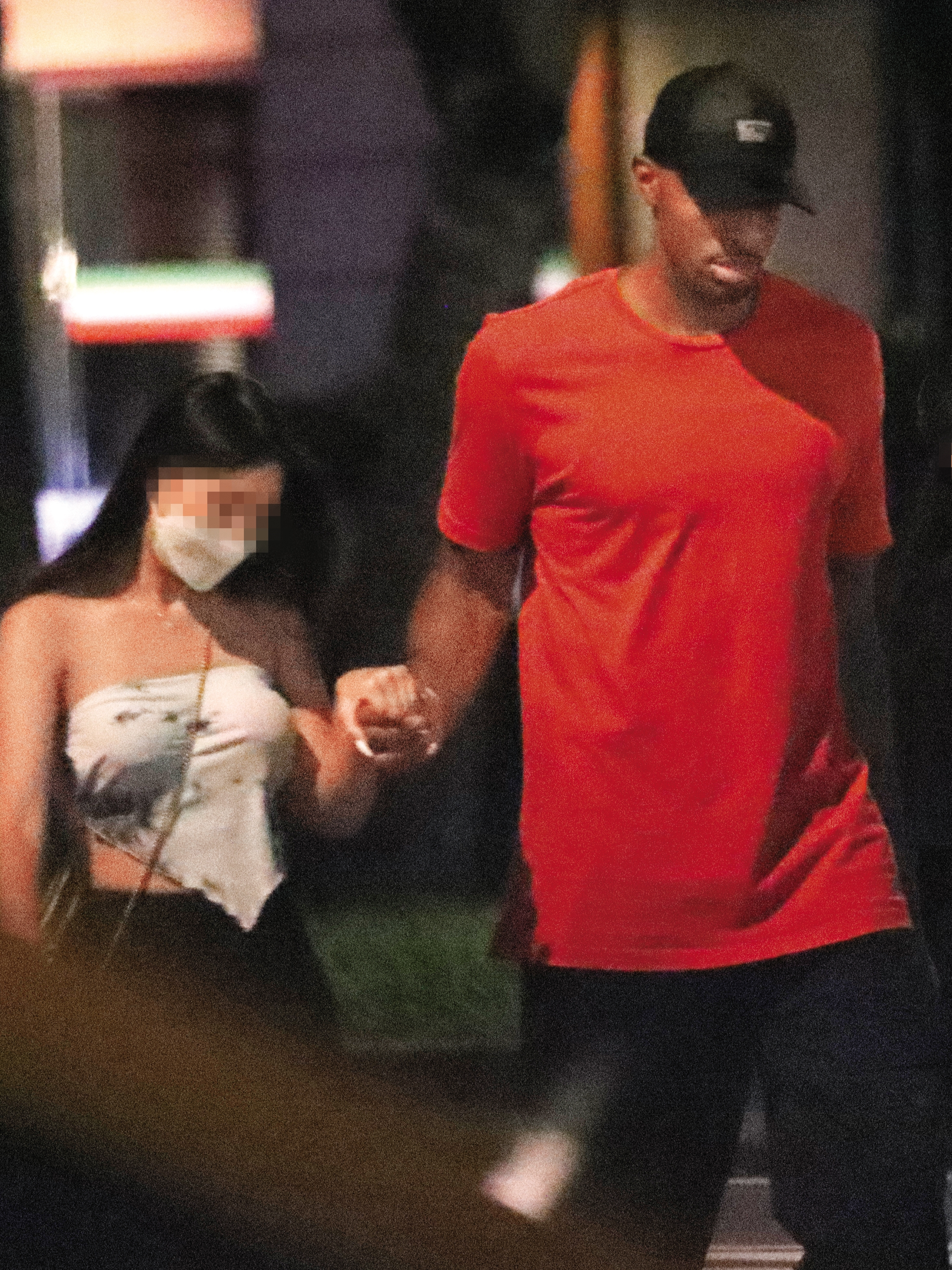 戴維斯一路牽著嫩妹，她僅身著似肚兜的短衫，打扮十分火辣。