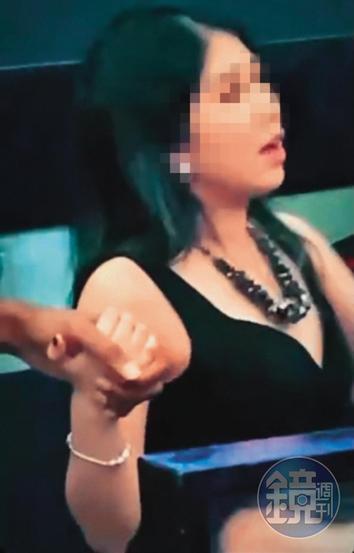 讀者也拍到在某場活動中,戴維斯與美眉一前一後親暱互動,該名美眉還緊牽著戴維斯的手不放。(讀者提供)
