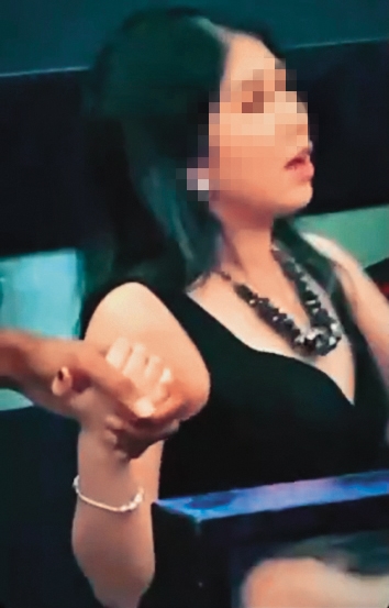 讀者也拍到在某場活動中，戴維斯與美眉一前一後親暱互動，該名美眉還緊牽著戴維斯的手不放。（讀者提供）