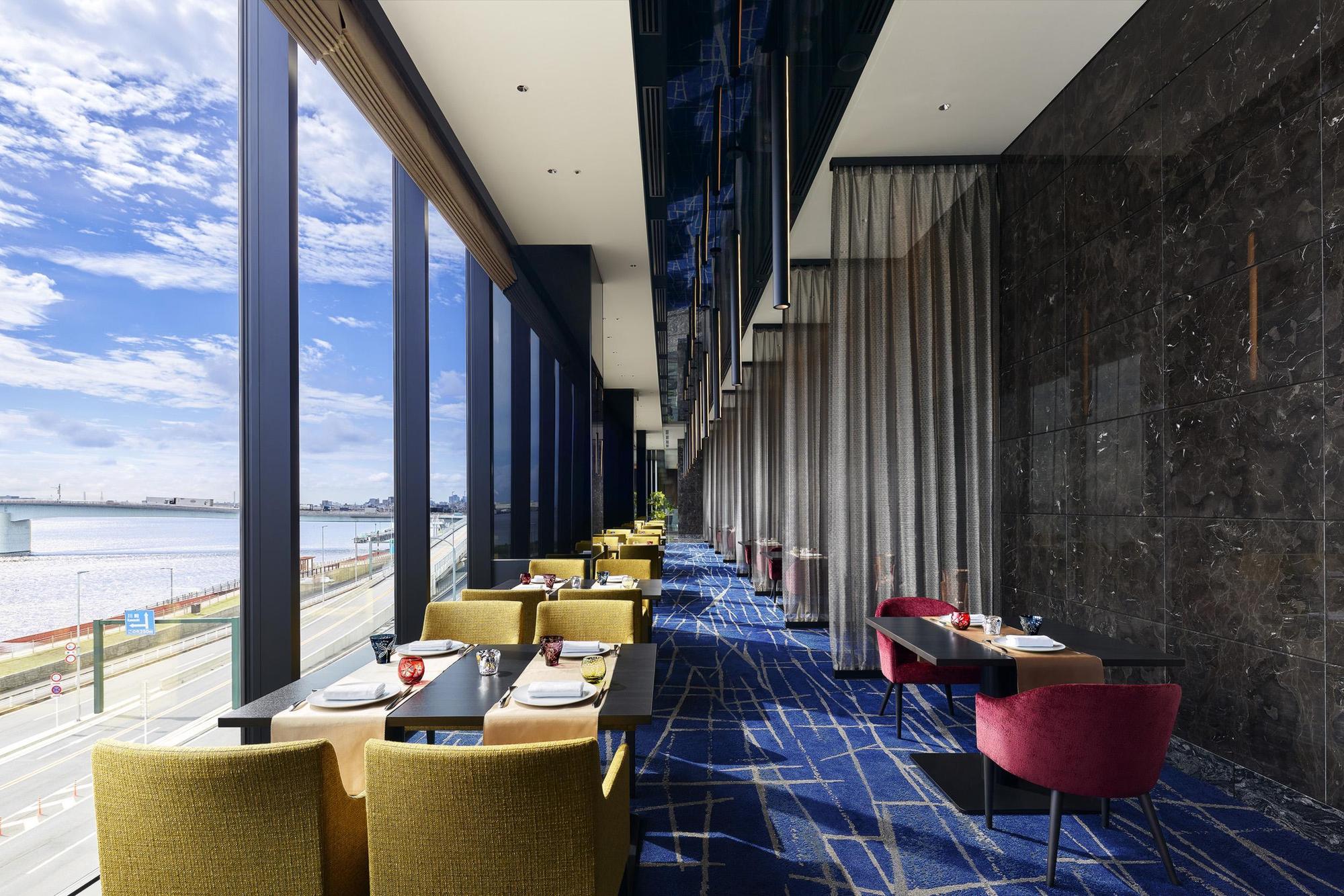 「Il Risstorante Tokyo」提供眺望多摩川的景觀座位，可在此品嘗來自豐洲等市場的鮮魚套餐等。（ⒸSumitomo Fudosan Villa Fontaine Co., Ltd.提供）