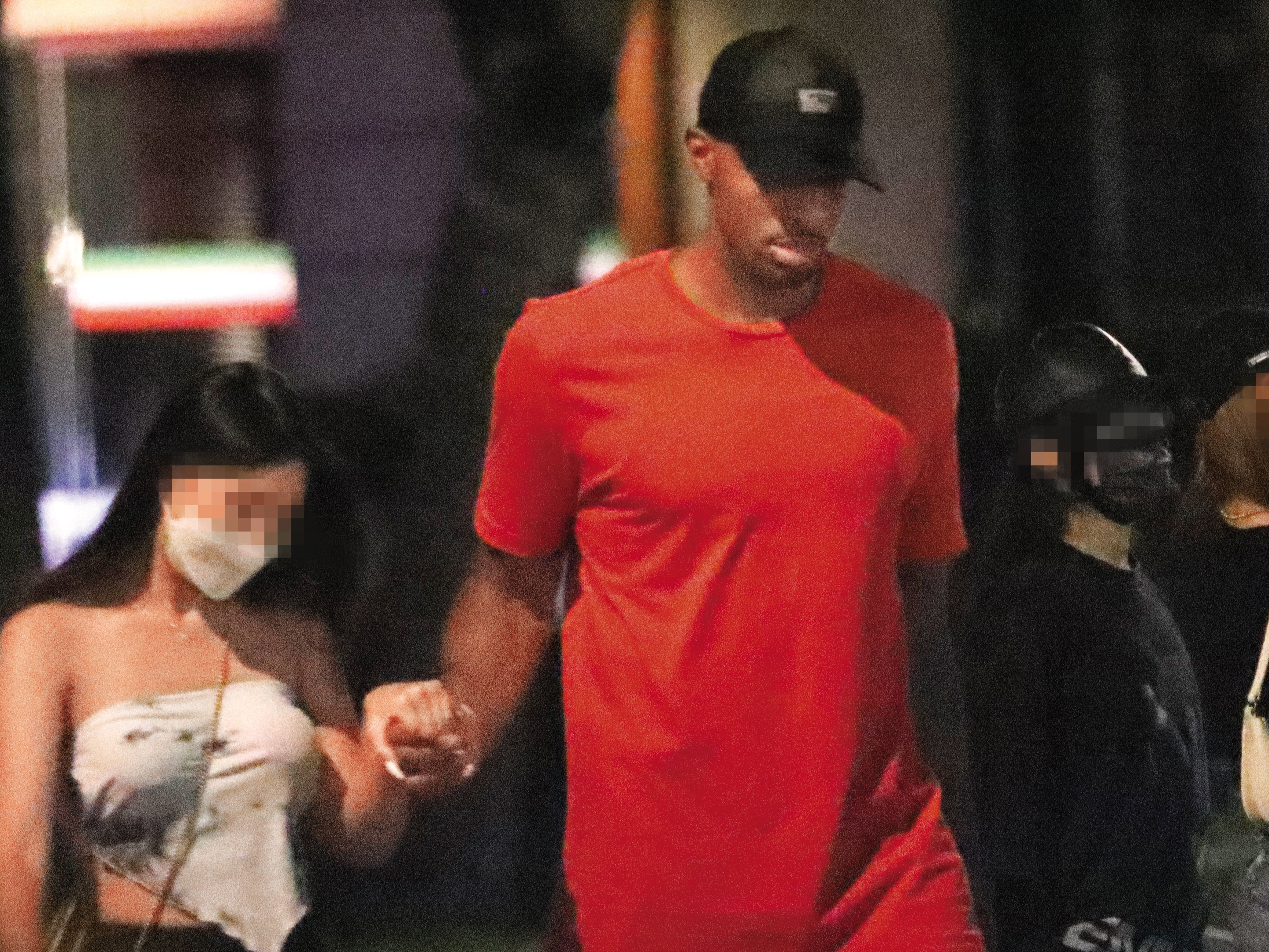 戴維斯一路牽著嫩妹，她僅身著似肚兜的短衫，打扮十分火辣。