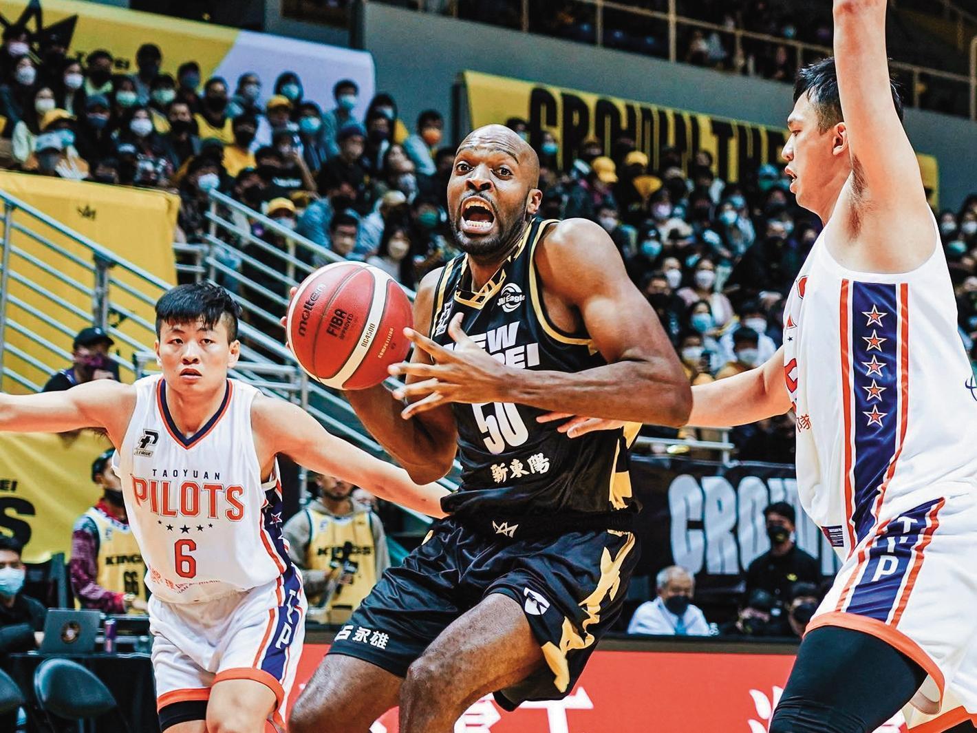 戴維斯是台灣籃壇第一位歸化球員，目前效力於P. LEAGUE+新北國王隊。（翻攝自新北國王臉書粉專）