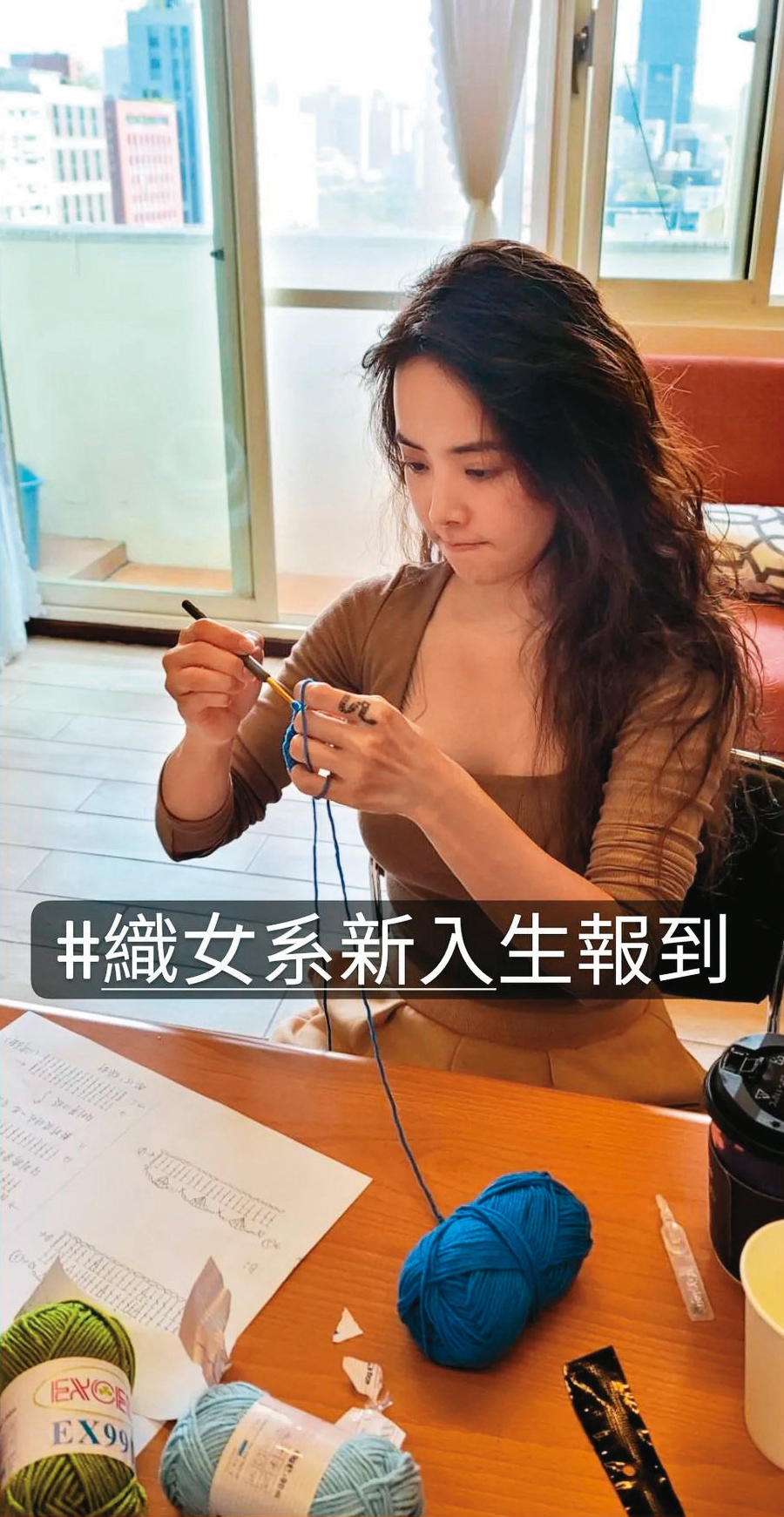 向好友蔡健雅學習,蔡依林也加入編織毛線的行列。(翻攝自蔡依林IG)