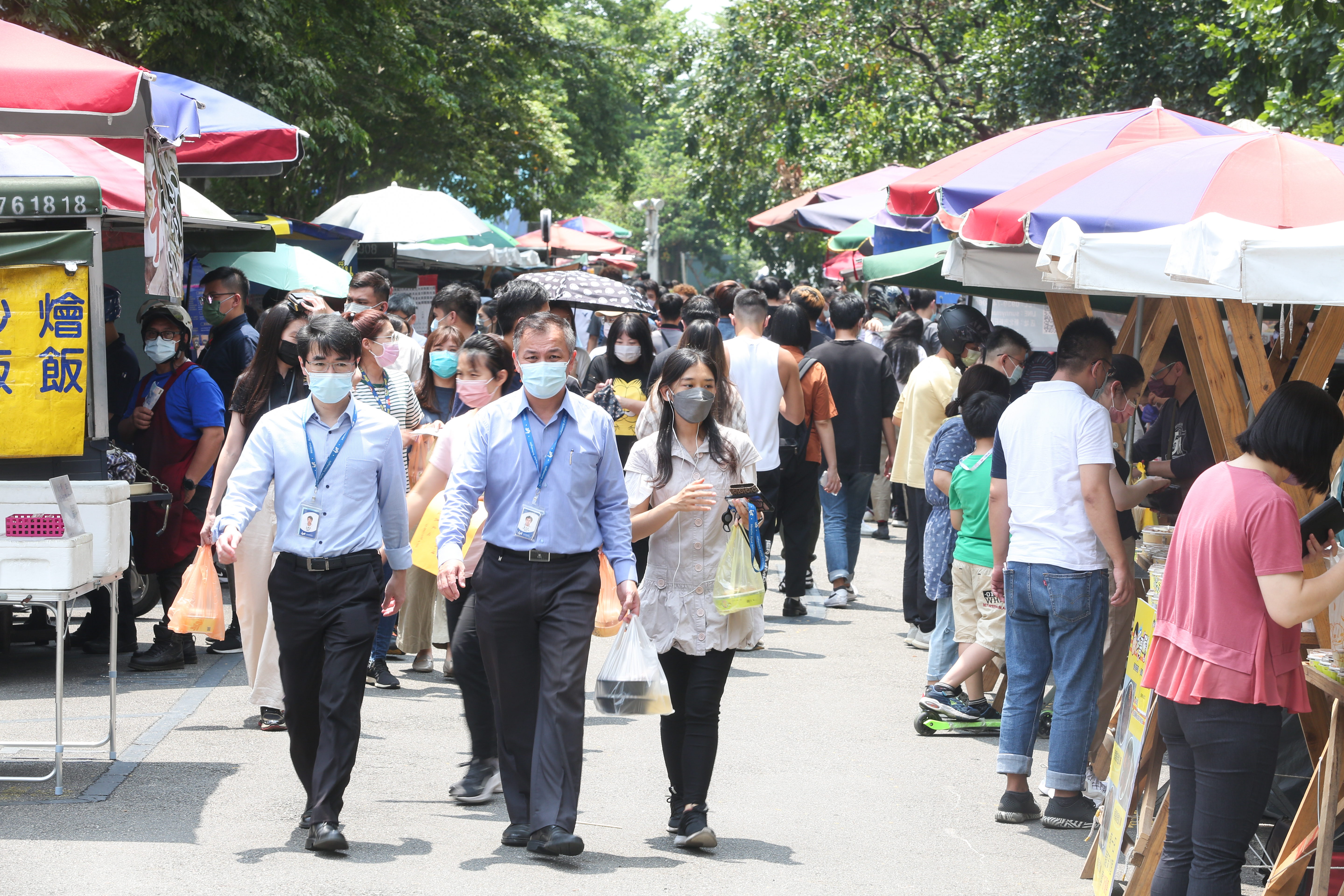 餐車市集已成為新興餐飲戰場，圖為五股工業區臨時餐車市集，中午時段大批人潮到此覓食。