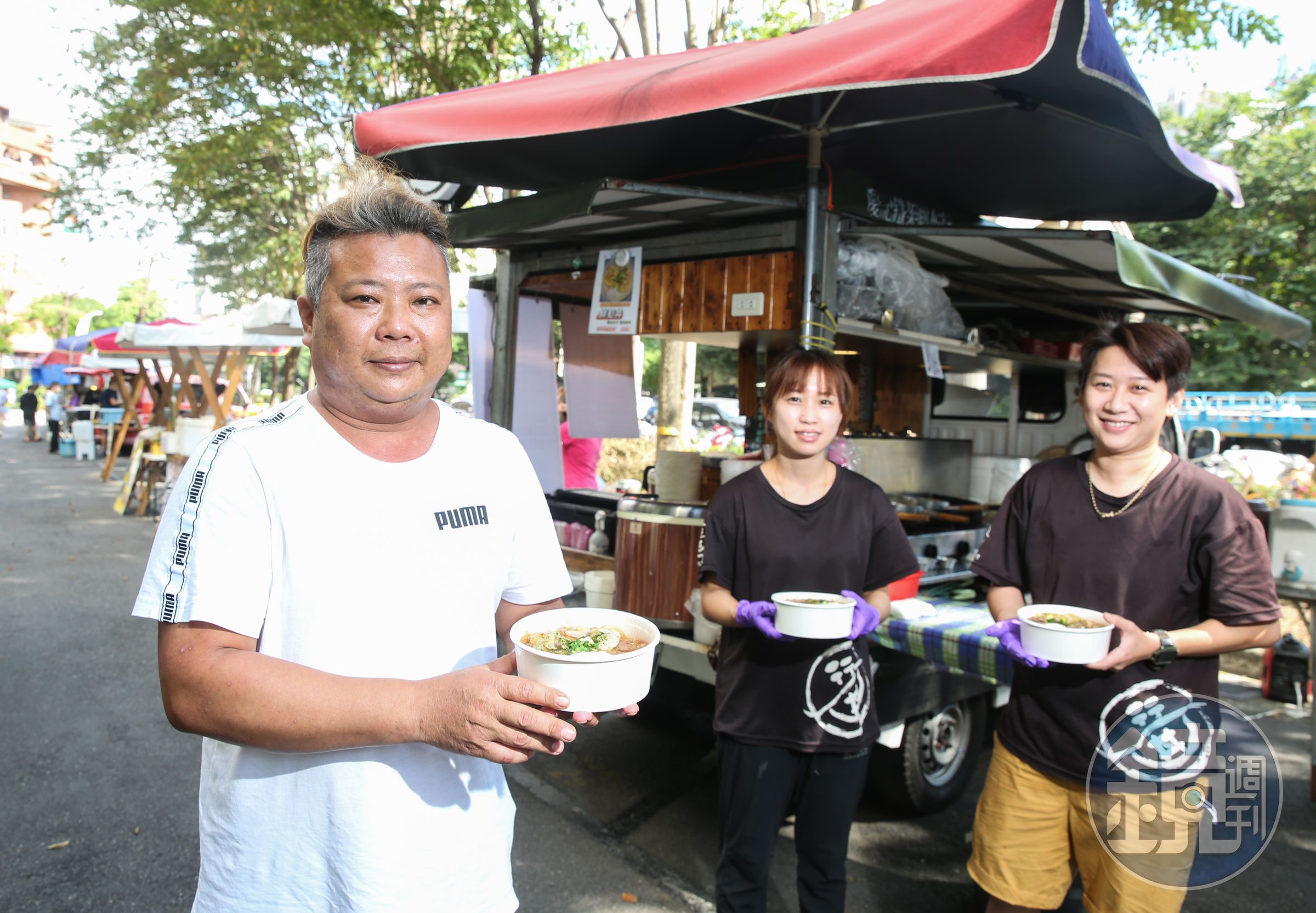 邱源和(左)5年前創「行丼」餐車賣現煮日式丼飯,他不開放外部加盟,只讓信得過的親友做,確保品質。