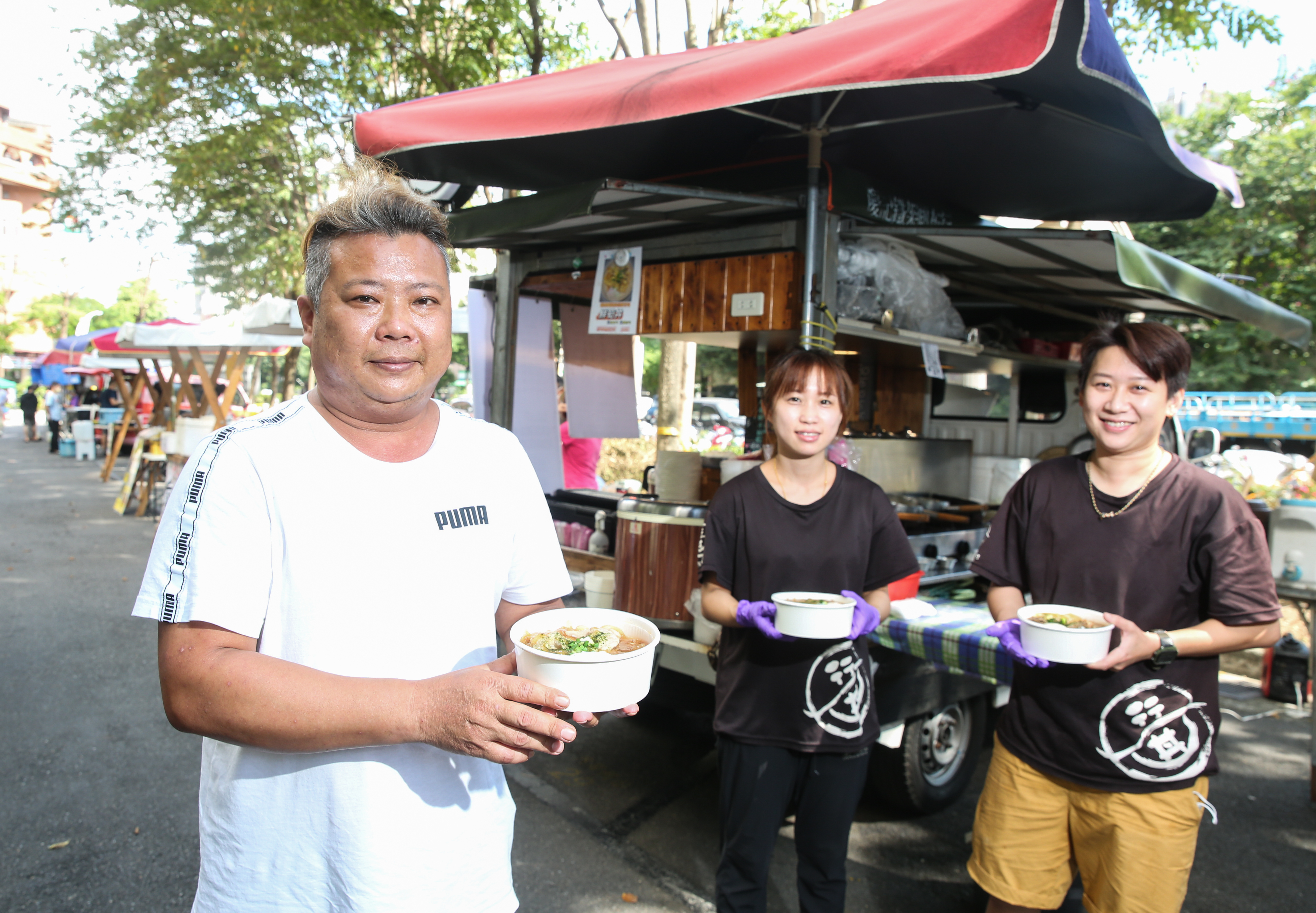 邱源和（左）5年前創「行丼」餐車賣現煮日式丼飯，他不開放外部加盟，只讓信得過的親友做，確保品質。
