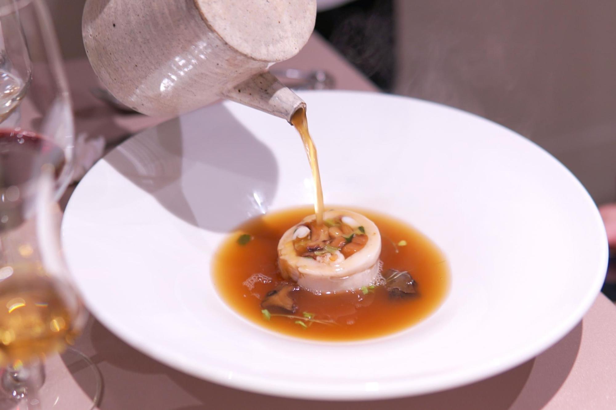 「翻轉魷魚螺肉蒜」將早年的經典酒家菜魷魚螺肉蒜重新演繹。