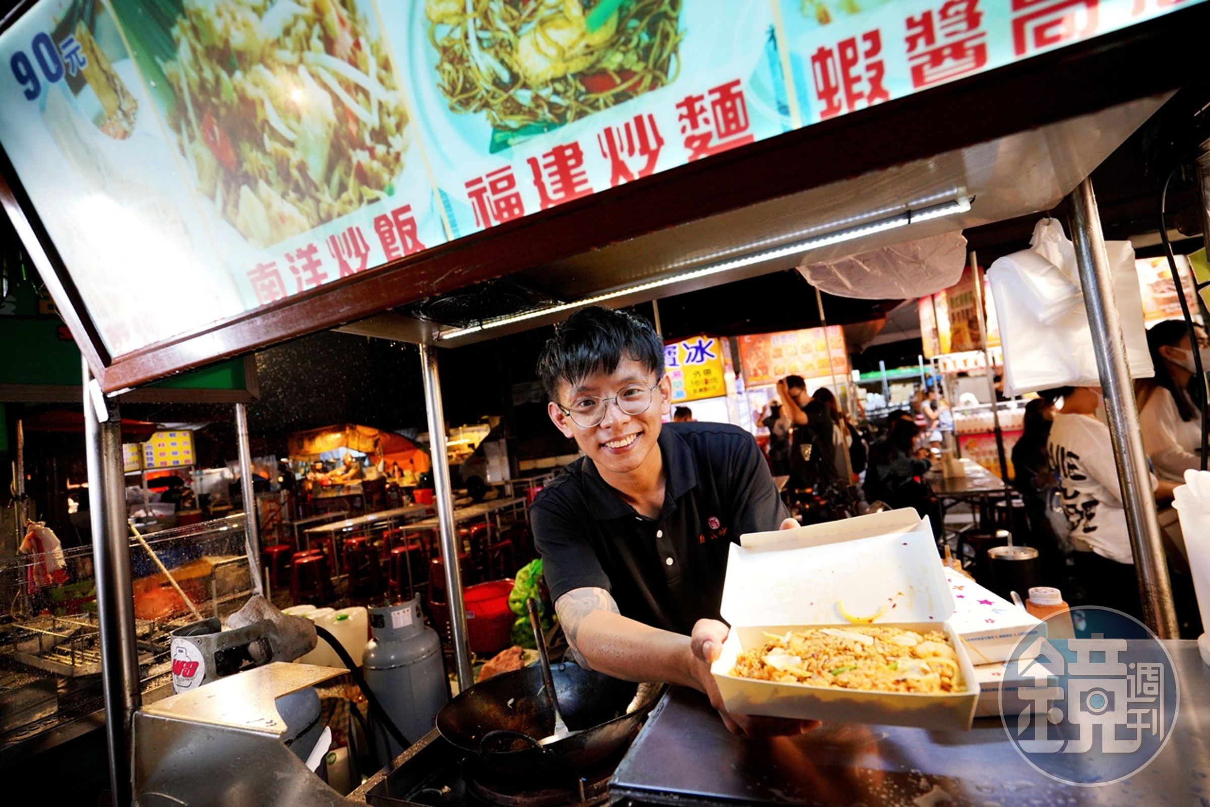 李暟䔗在疫情期間創立「峇馬來炒飯」餐車,道地風味與絕佳炒功,平均一個晚上可賣出破百份餐點。