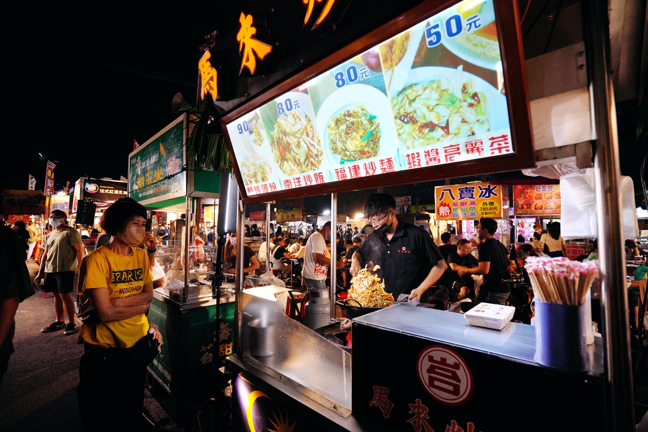 炒功了得的李暟䔗，把料理變成一種表演秀，不少顧客會拍他炒菜影片上傳臉書社群，成為另類免費宣傳。
