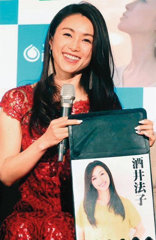 昔日玉女紅星酒井法子紅遍日本海內外,來台受訪曾收到擋泥版禮物。(網路圖片)
