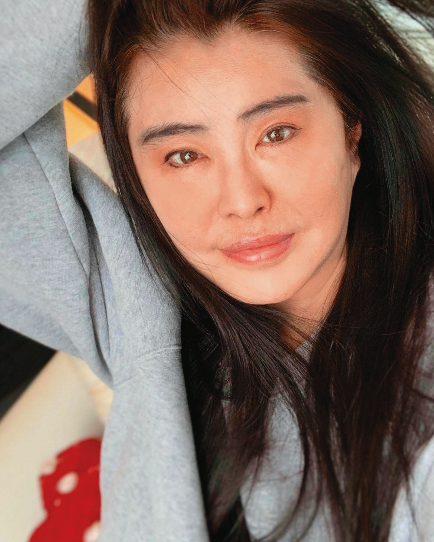 日前網友Po出王祖賢擋泥板照片,問:「請問有人知道是誰嗎?」引起網友熱烈討論。(網路圖片)