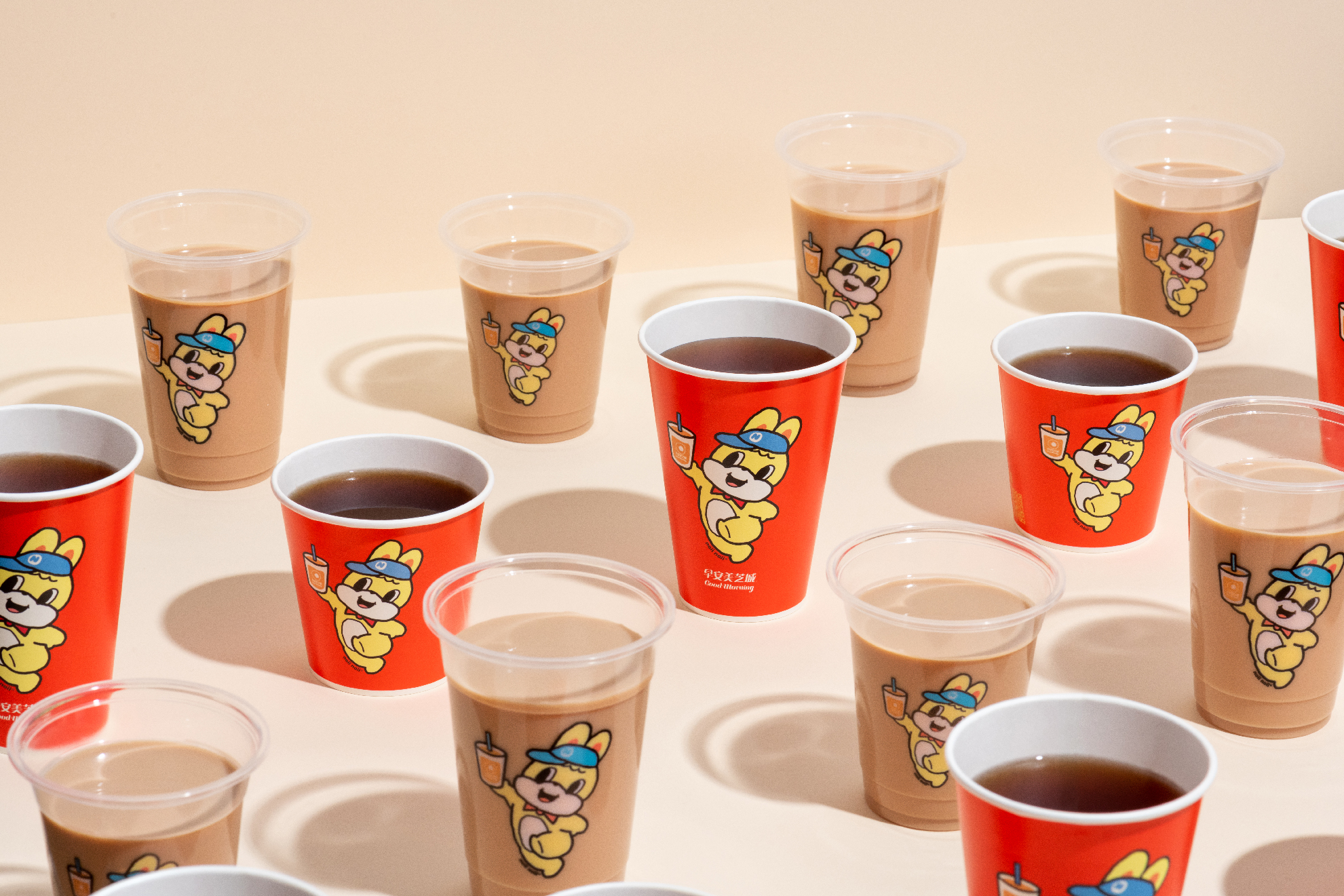 快遞小兔在飲料杯上輕盈跳起，是活力兔兔。（早安美芝城提供）