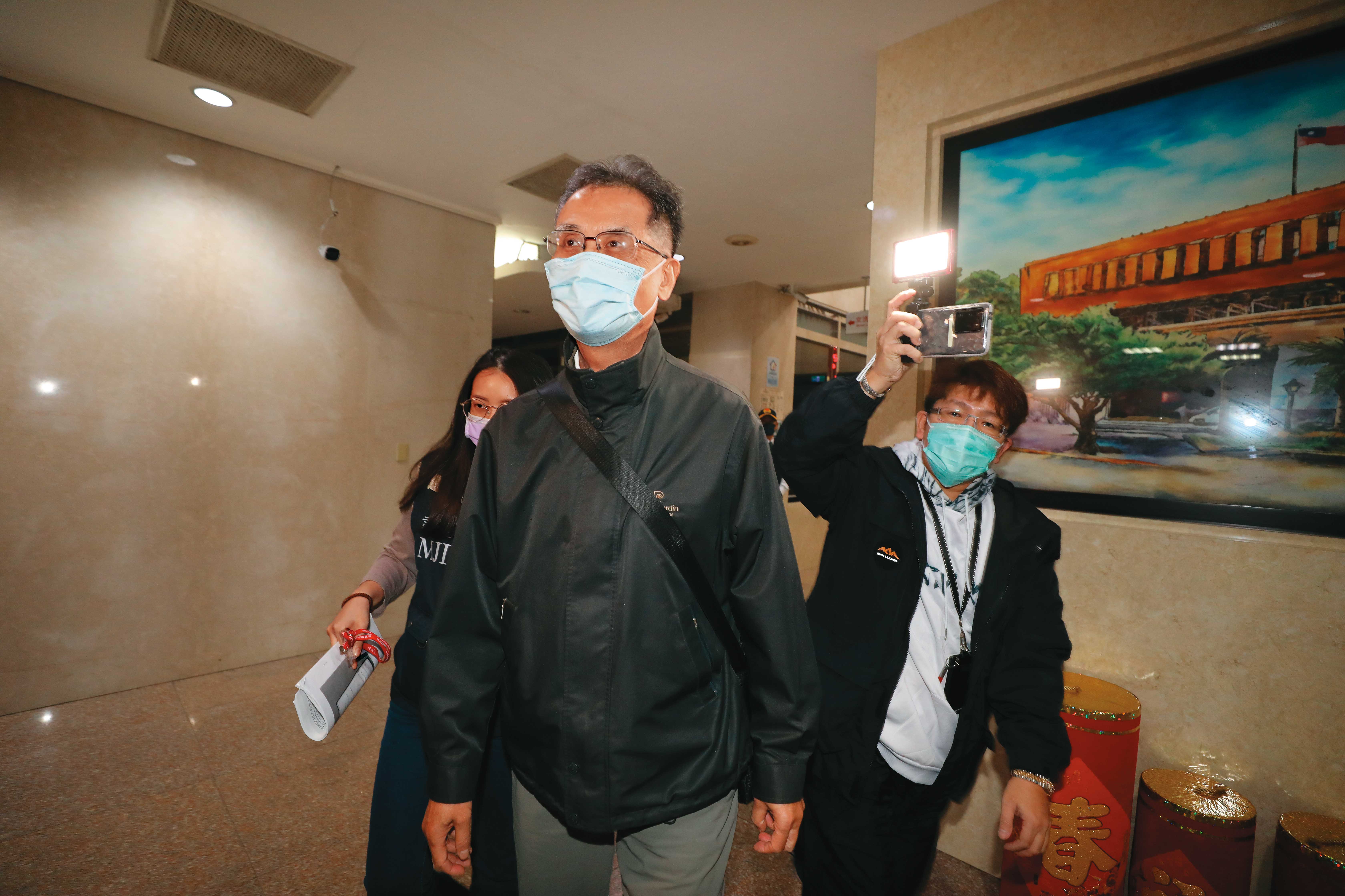 健保署前主祕葉逢明涉教唆下屬竊取民眾健保個資再賣至中國，檢調擴大偵辦中。