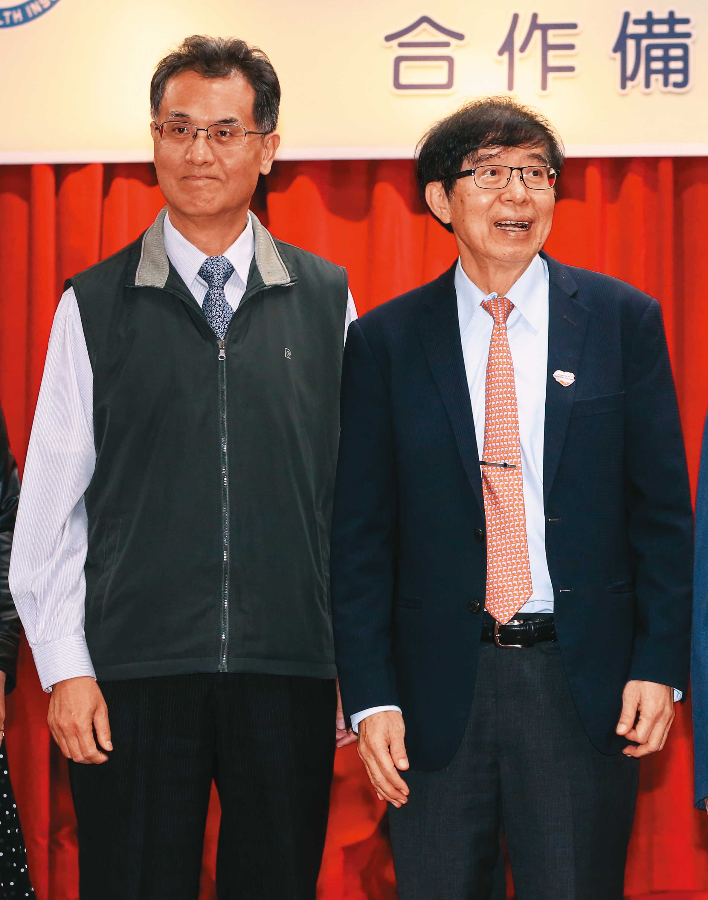 健保署前主祕葉逢明（左）涉及竊取、盜賣民眾健保個資長達13年，健保署長李伯璋（右）難辭其咎。