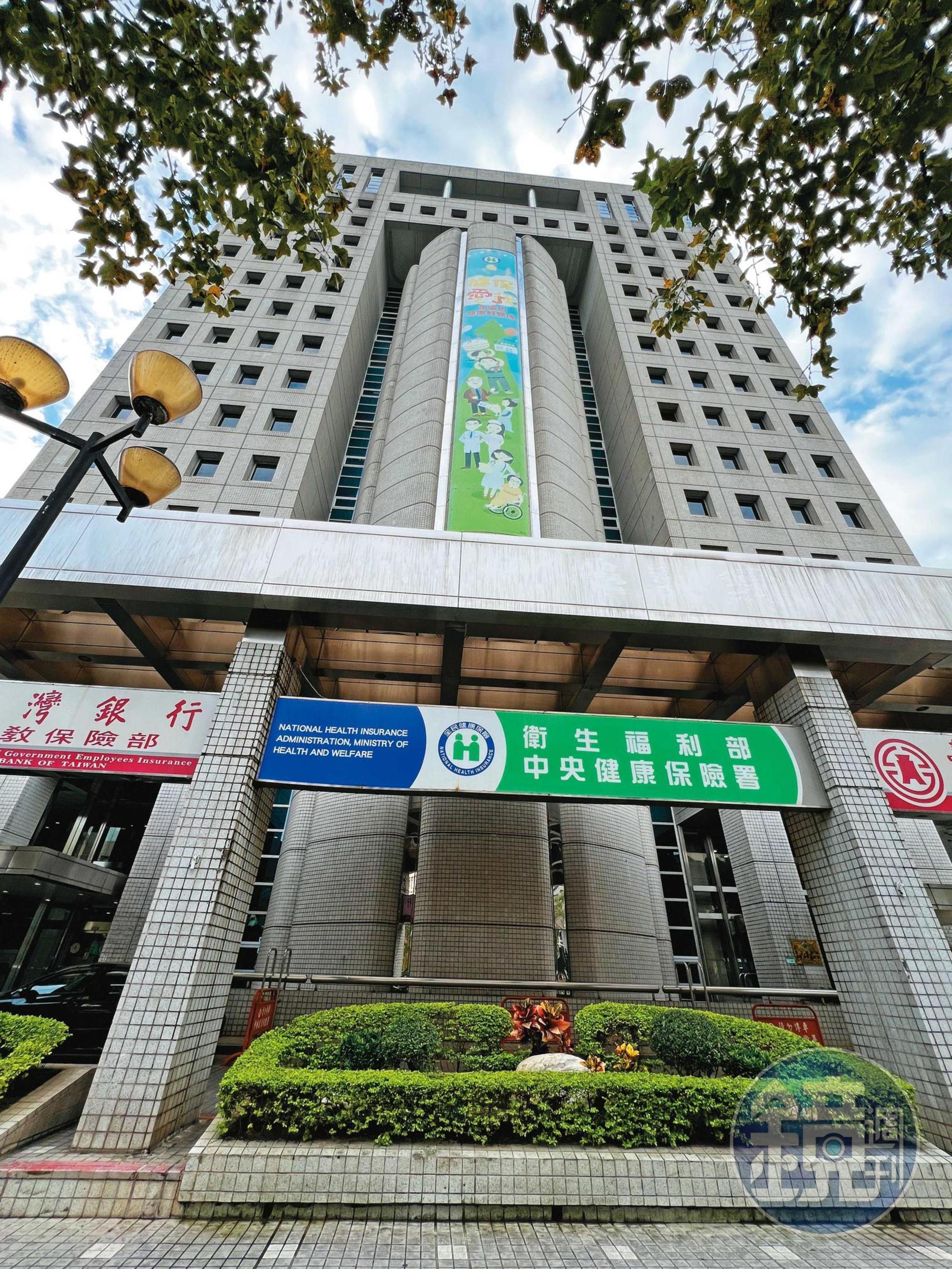 檢調懷疑健保署官員集體洩漏民眾個資，日前搜索該署承保組當事人辦公室，查扣電腦及手機等證物過濾中。
