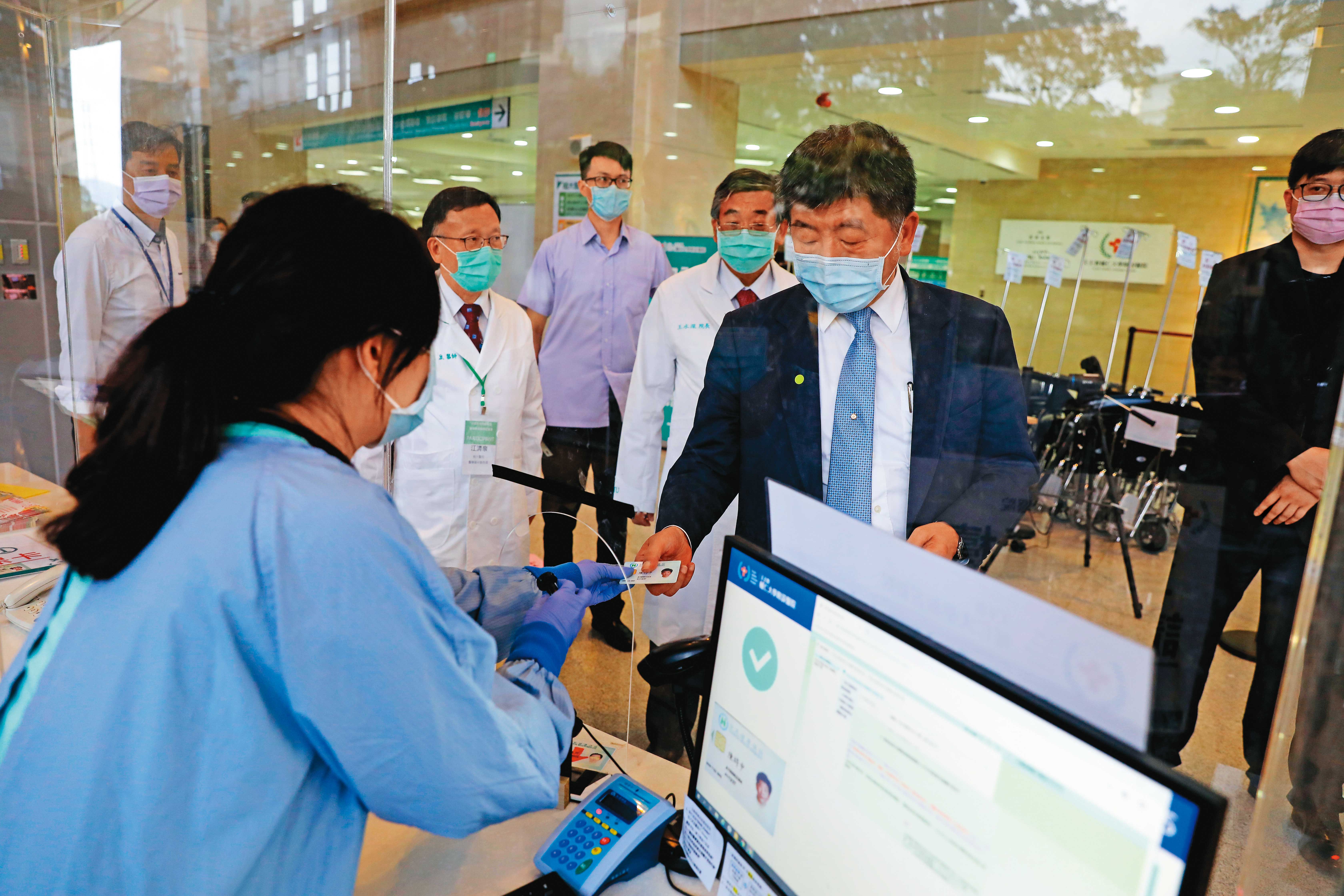 健保署涉外洩民眾個資風暴擴大,包括前衛福部長陳時中等高官的資料也一併被流出。