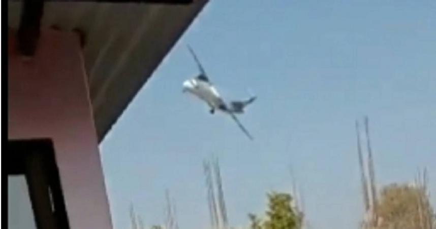 雪人航空(Yeti Air)載有72人的ATR 72雙引擎客機意外墜毀,釀至少68死。(翻攝推特)