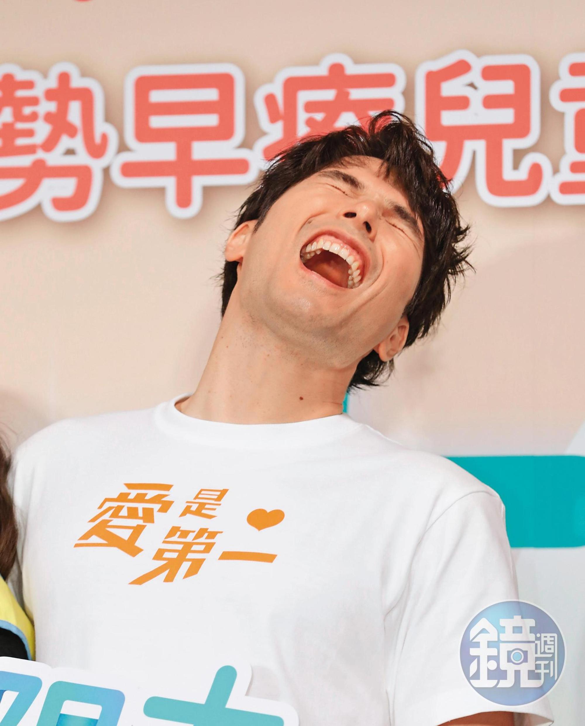 鳳小岳為遲緩兒發聲募款，做善事都能笑到並軌，充分體現古訓「百善笑為先」的精神。
