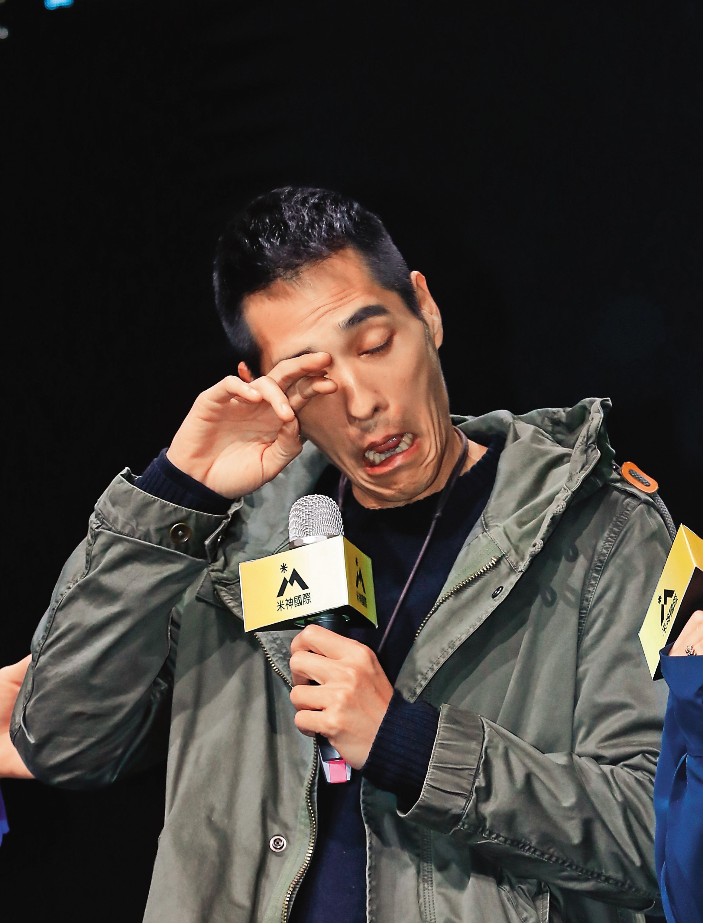 藍正龍苦笑導戲導到黑眼圈，大S還不快送上代言的羊珞素生肌蜜！（遞）