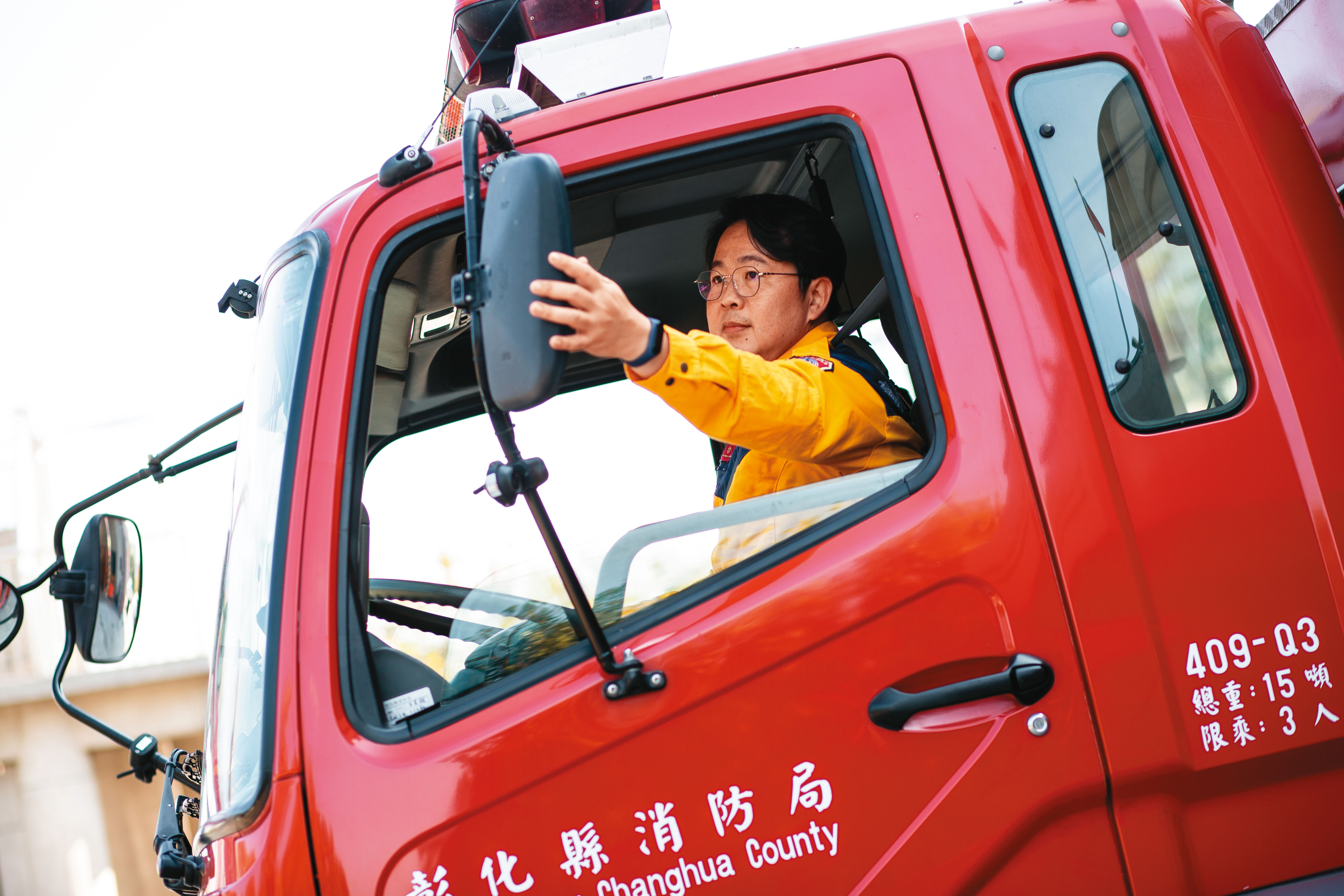 宋明哲調任內政部消防研發辦公室，今年本可過年休假，但他擔心隊上人力不足，因此仍決定過年上班。