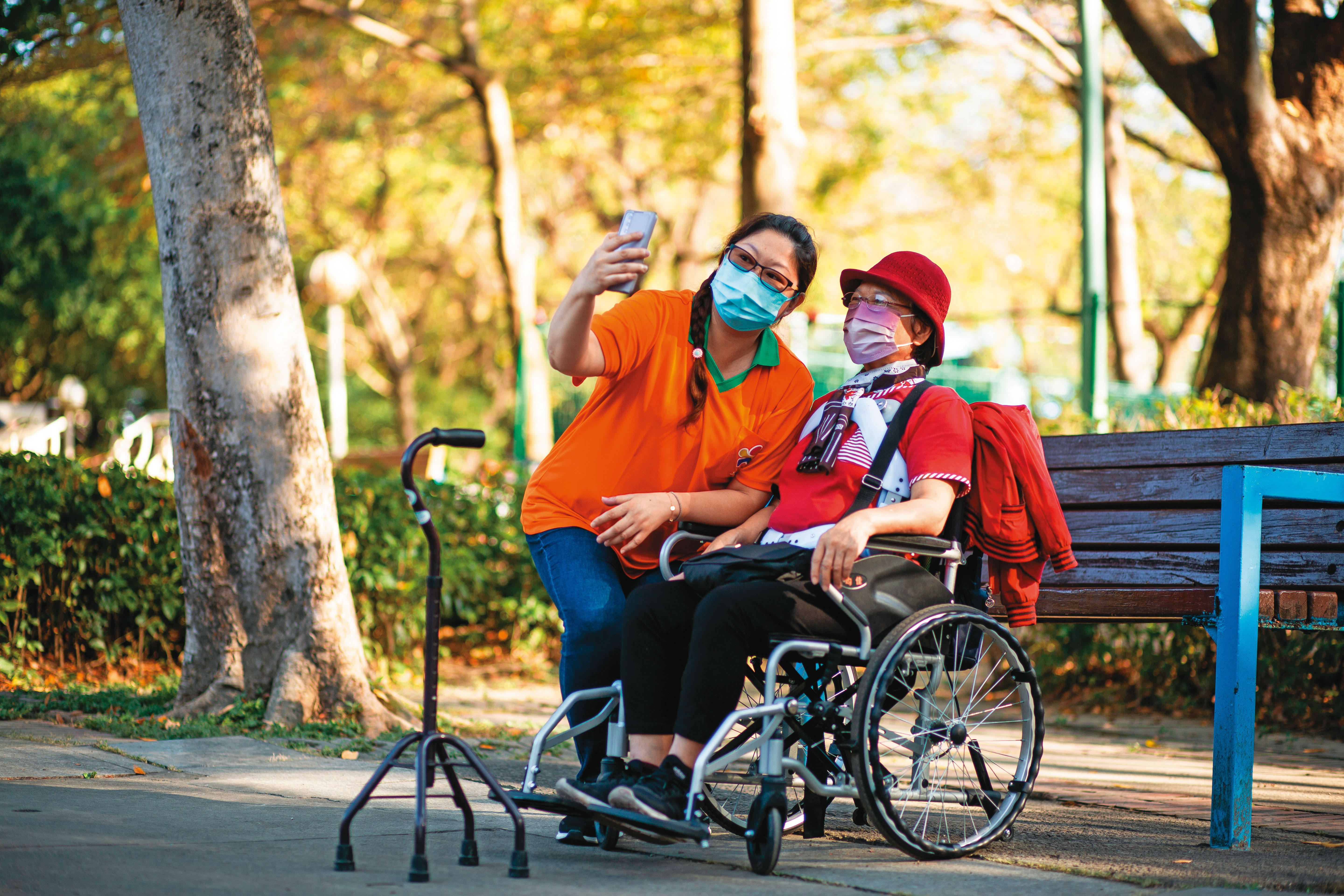 楊慧君（左）陪脊椎開刀無法自行出門的72歲阿嬤到公園散步。