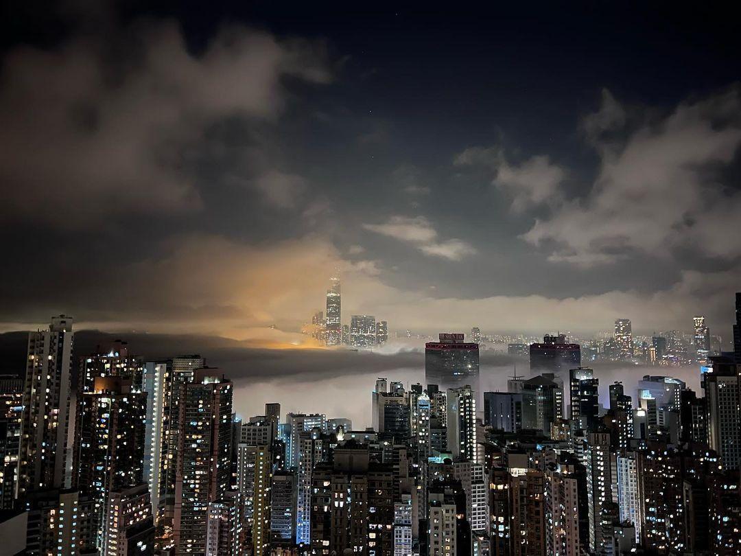 疑似從舒淇香港住處拍攝的香港夜景照片，在霧氣襯托下好像有著海市蜃樓的效果，舒淇也讚嘆「好靚啊」。（翻攝自舒淇IG）