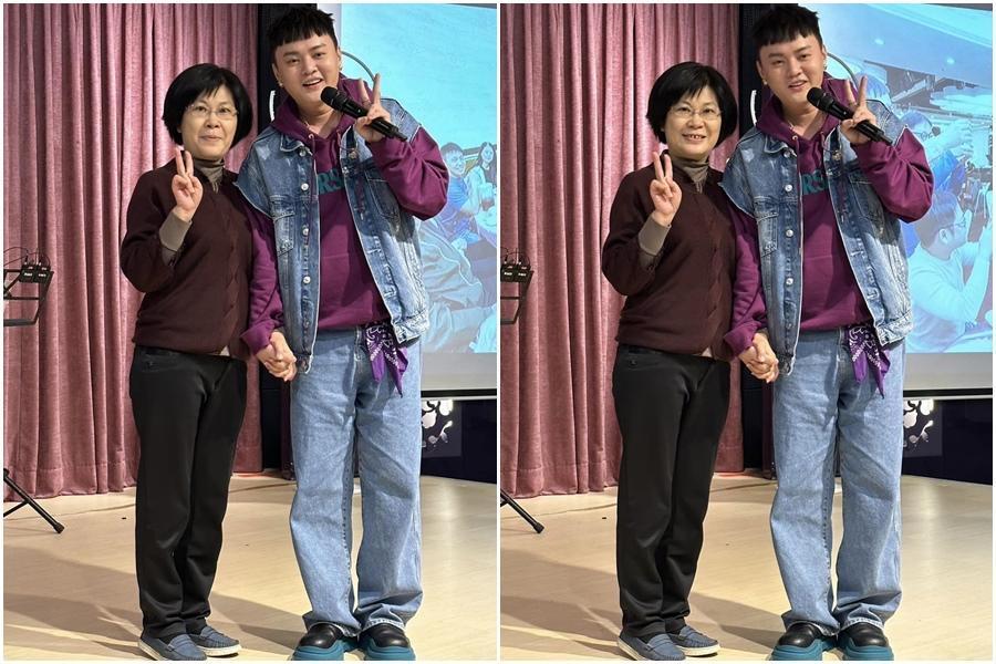 鳳梨在臉書曬出媽媽與許富凱的合照,2人還親密十指緊扣。(翻攝自吳泓逸臉書)