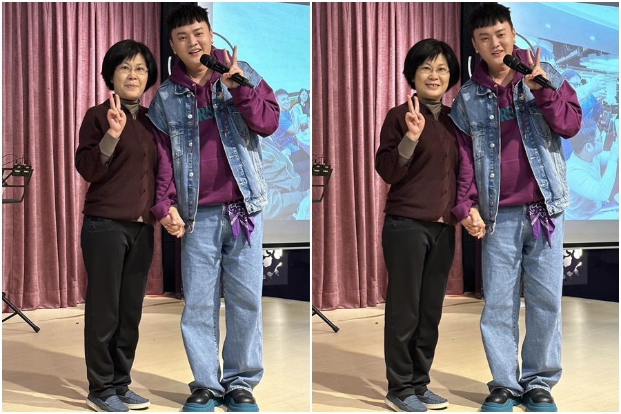 鳳梨在臉書曬出媽媽與許富凱的合照,2人還親密十指緊扣。(翻攝自吳泓逸臉書)