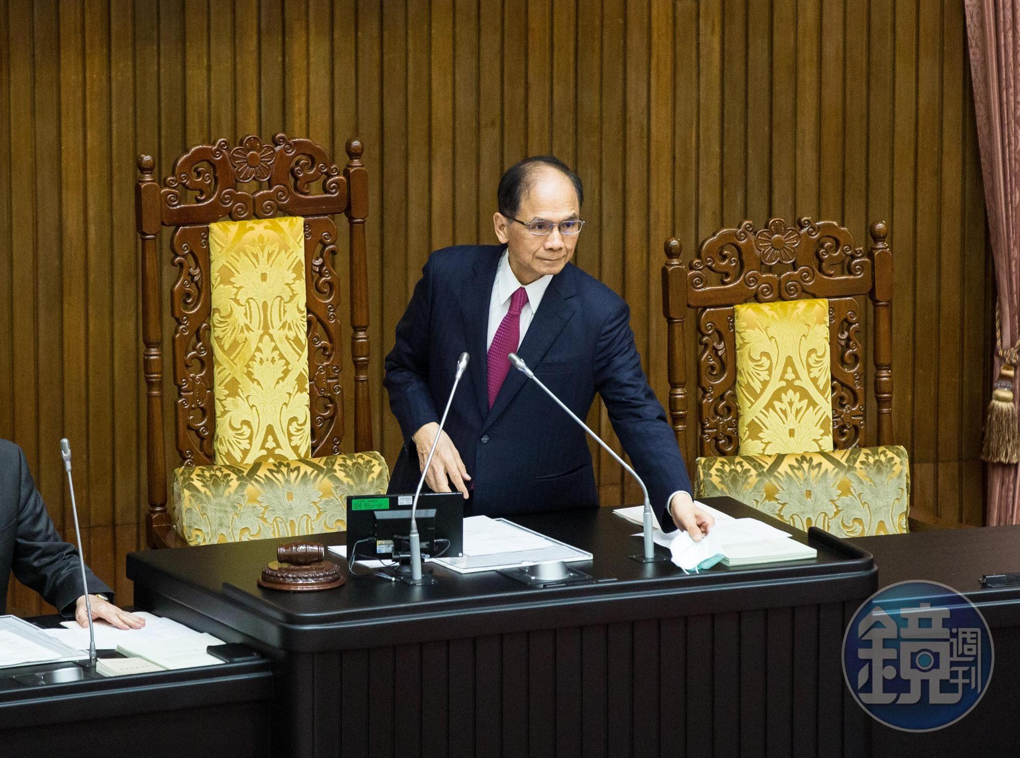 游錫堃(圖)宣讀黨團協商結論,「疫後強化經濟與社會韌性及全民共享經濟成果特別條例」草案,將併案交付委員會於17、18日聯席審查。(本刊資料照)