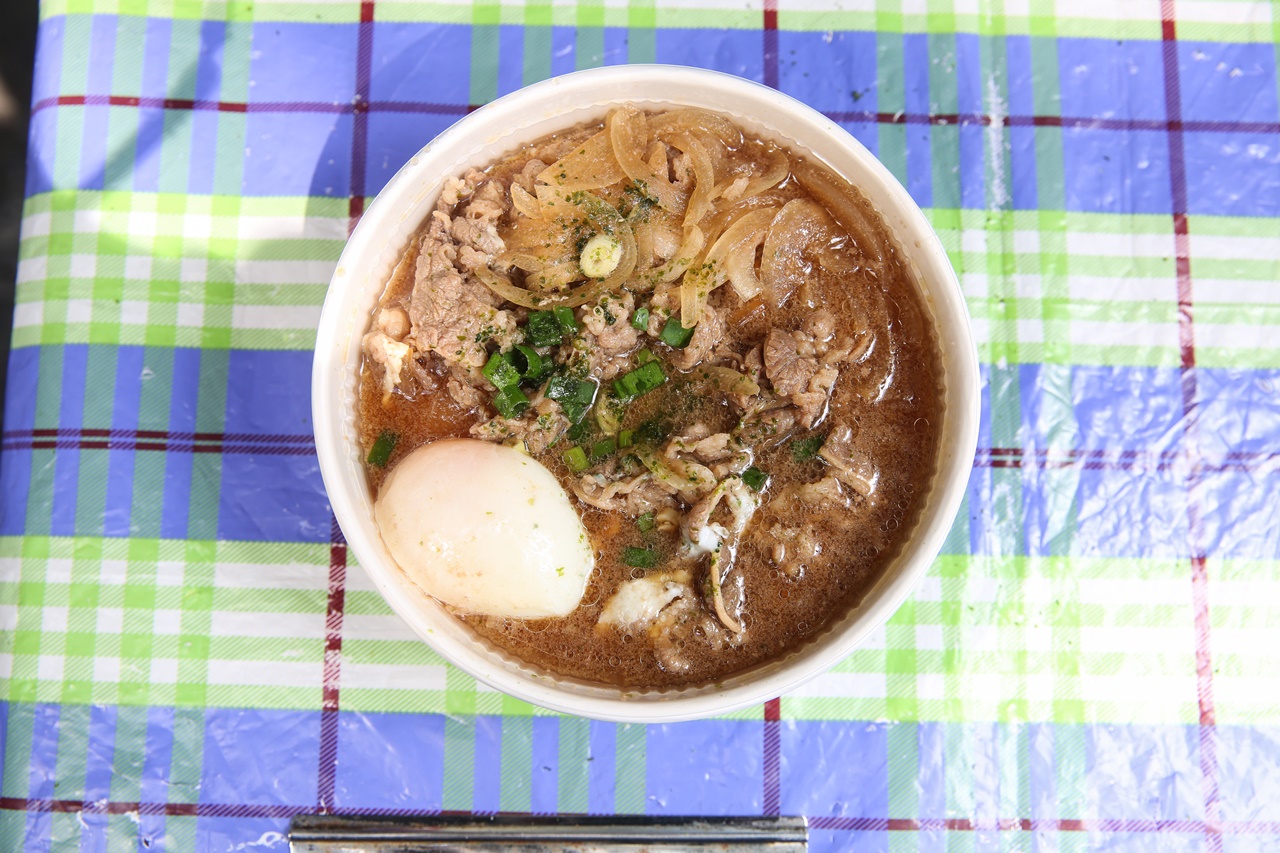 「行丼」餐車的現煮牛丼飯會打上一顆溫泉蛋，料多實在。（100元／份）