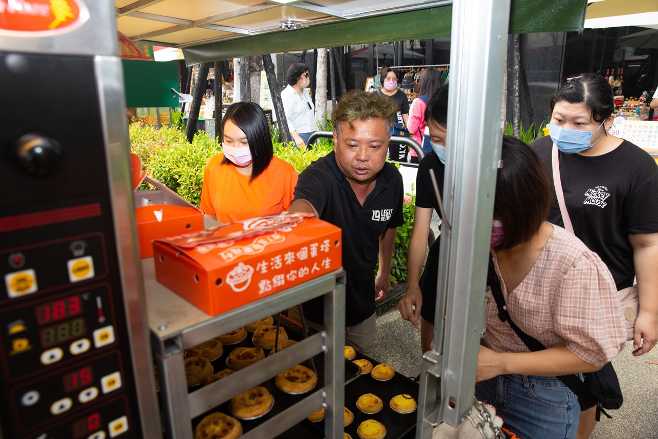 「蛋塔村」行動餐車有固定出爐時間，蛋塔出爐的香氣會吸引購買人群。