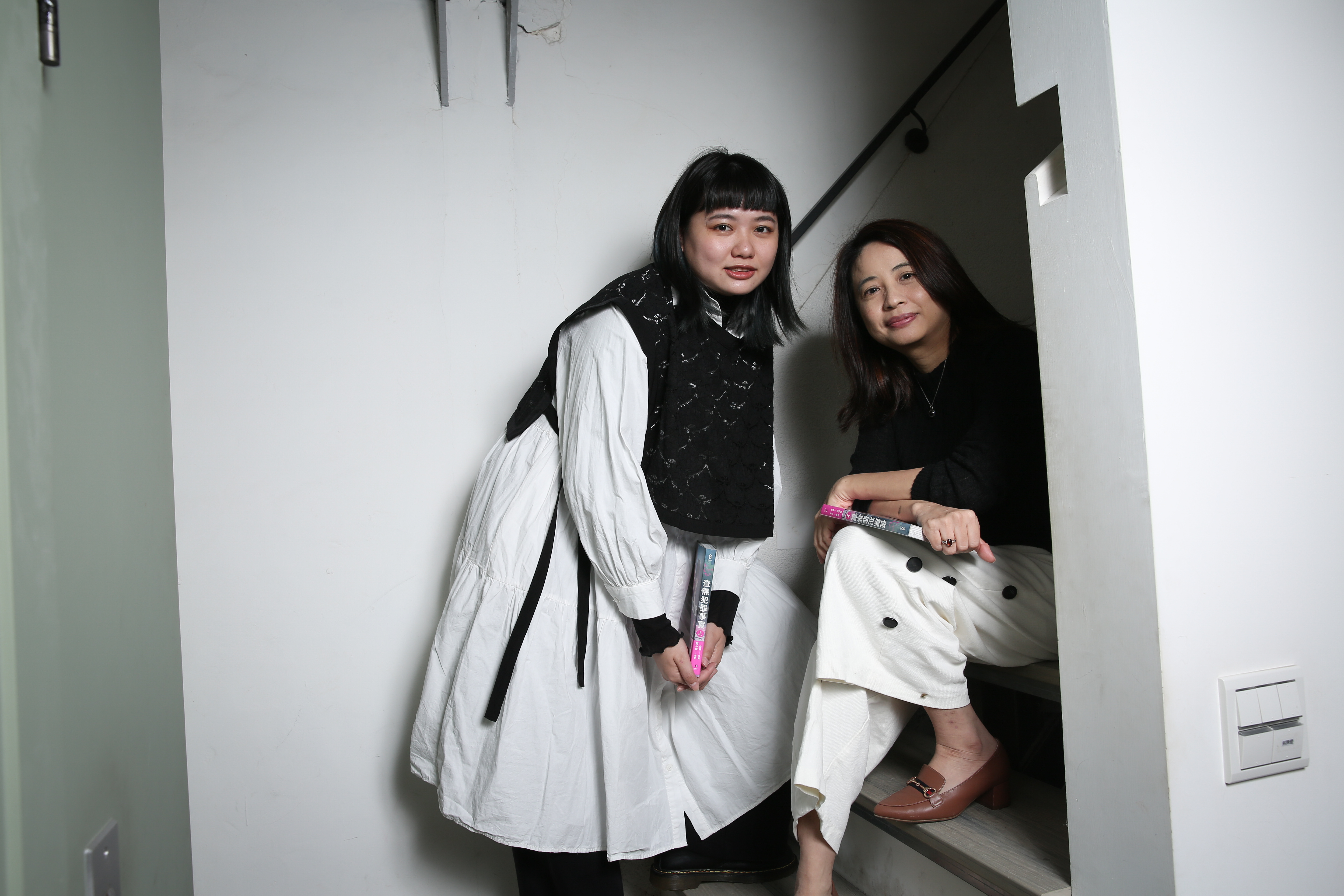 金鐘編劇鄭心媚(右)耗時1年半完成《查無犯罪事實》劇本大綱,再交由漫畫家森森(左)呈現。