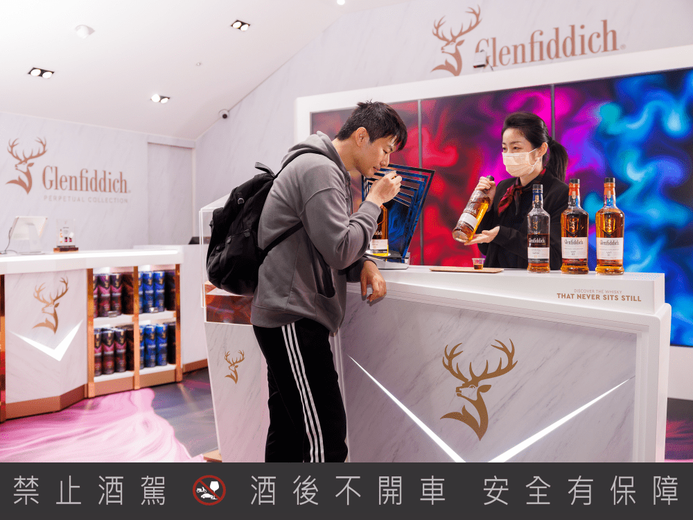 旅客可於登機前至桃園國際機場T2出境快閃店試飲。（格蘭菲迪提供）