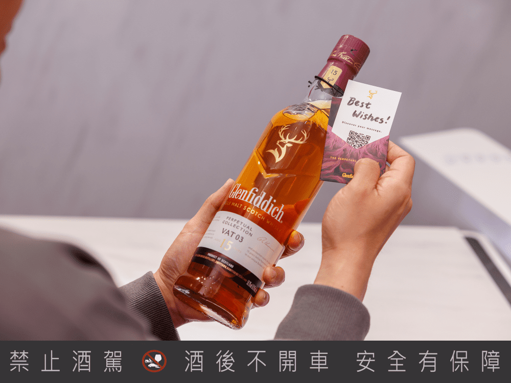 快閃店內提供客製化服務，旅客可將祝福以QR Code添加在酒瓶上，成為最真摯的個人化禮物。（格蘭菲迪提供）