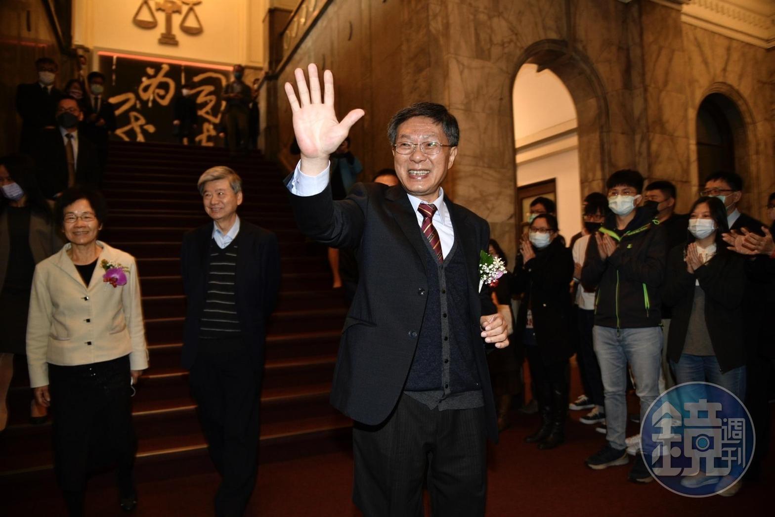 高等法院前院長李彥文榮退，在同仁歡送下離開法院。