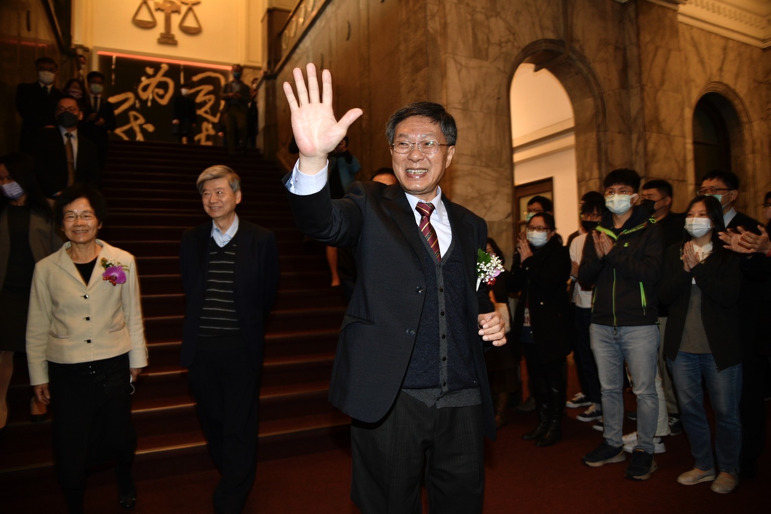 高等法院前院長李彥文榮退，在同仁歡送下離開法院。
