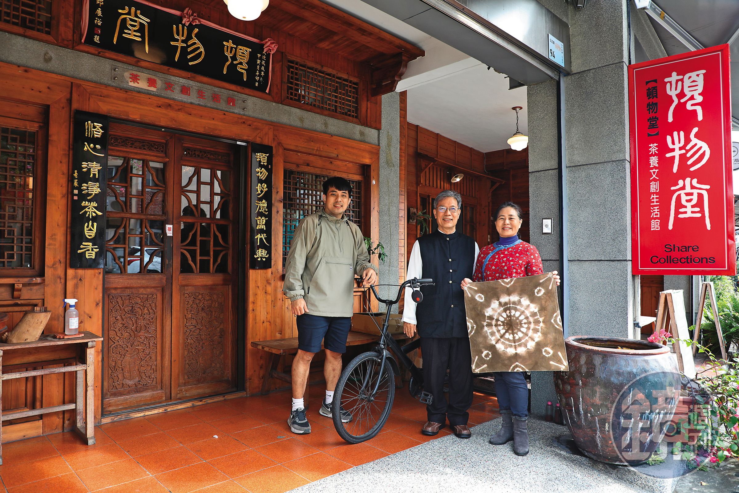 吳梅蘭（右起）、邱展裕和邱議正一家三口分工合作，一起經營「頓物堂」。