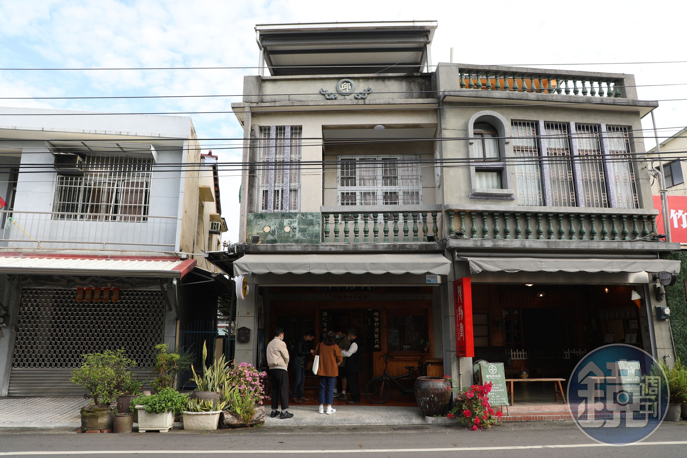 「頓物堂」開在有美麗巴洛克立面的邱家老宅中。