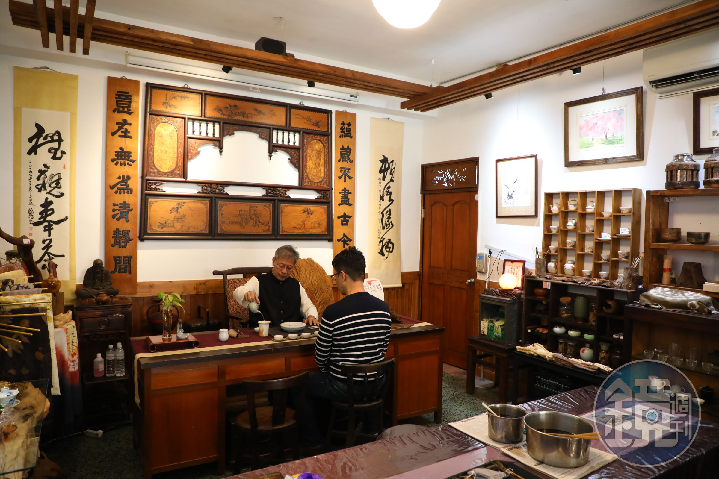 邱展裕（左）精研茶道多年，談起茶事滔滔不絕。