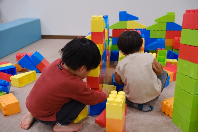 衛福部總柴提醒，過年親友聚會碰到小孩時，千萬不要故意捉弄小朋友當作有趣。（示意圖，photoAC）