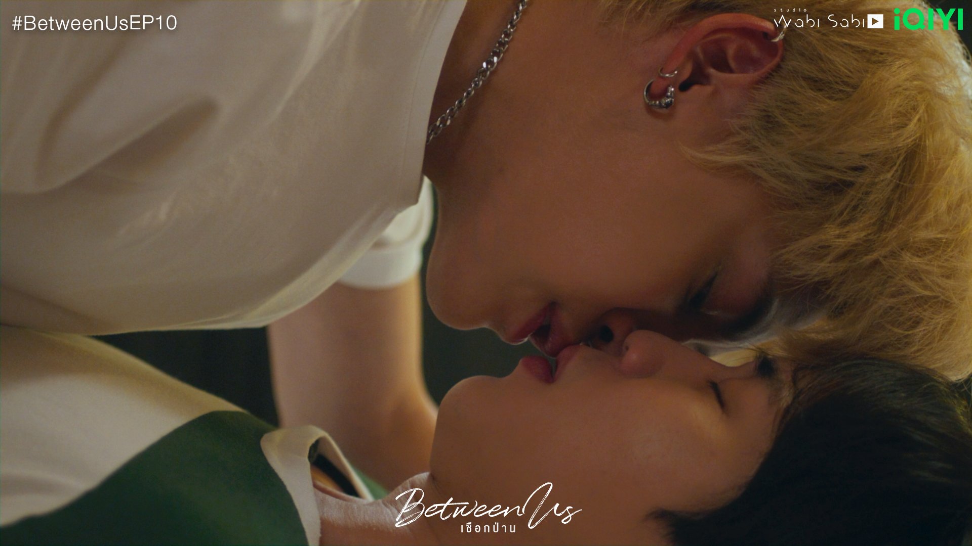 泰劇《我們之間》劇情邁向尾聲，本週小木屋床戲在最要關頭嘎然而止，連主人公Boun都崩潰了。（翻攝愛奇藝泰國站推特）