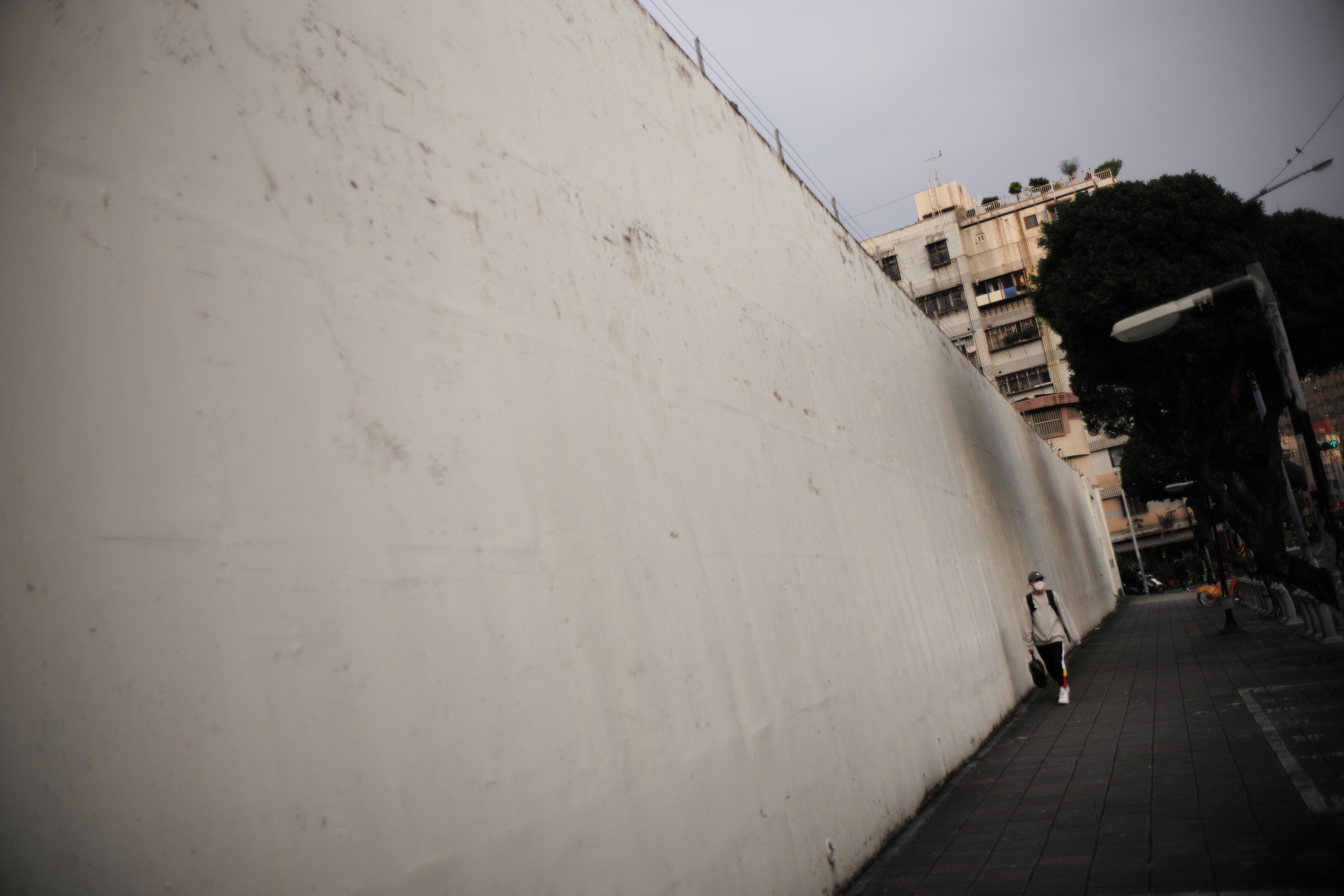 沿著土城監獄的高牆走路回家，是周遭居民的共同記憶。