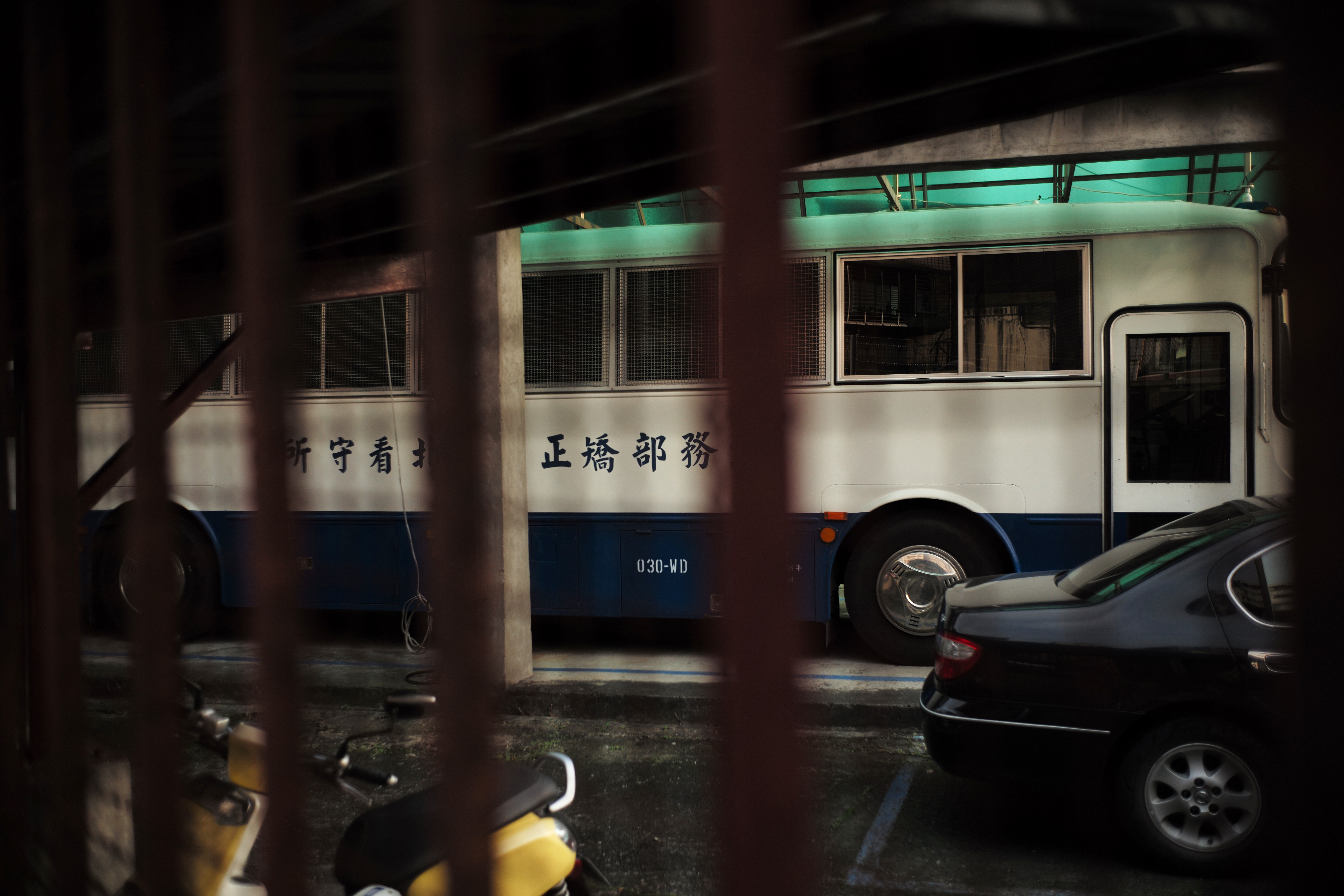 土城看守所外可見到移送犯人的囚車。